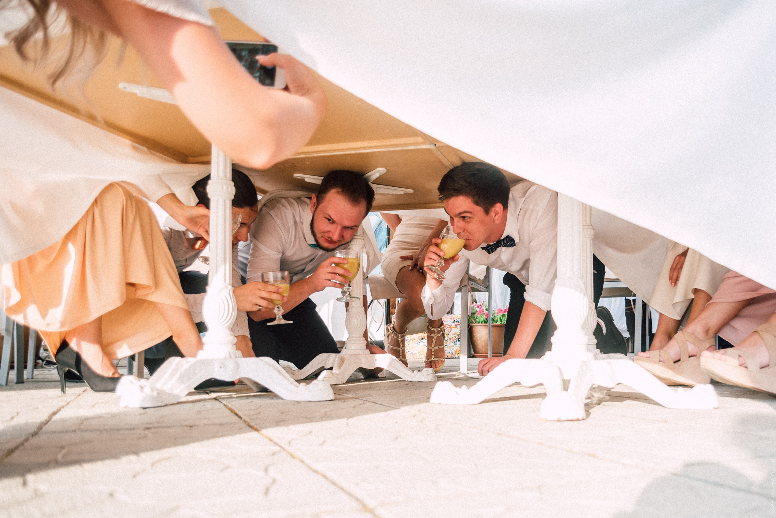 Гости залезли под стол на свадьбе