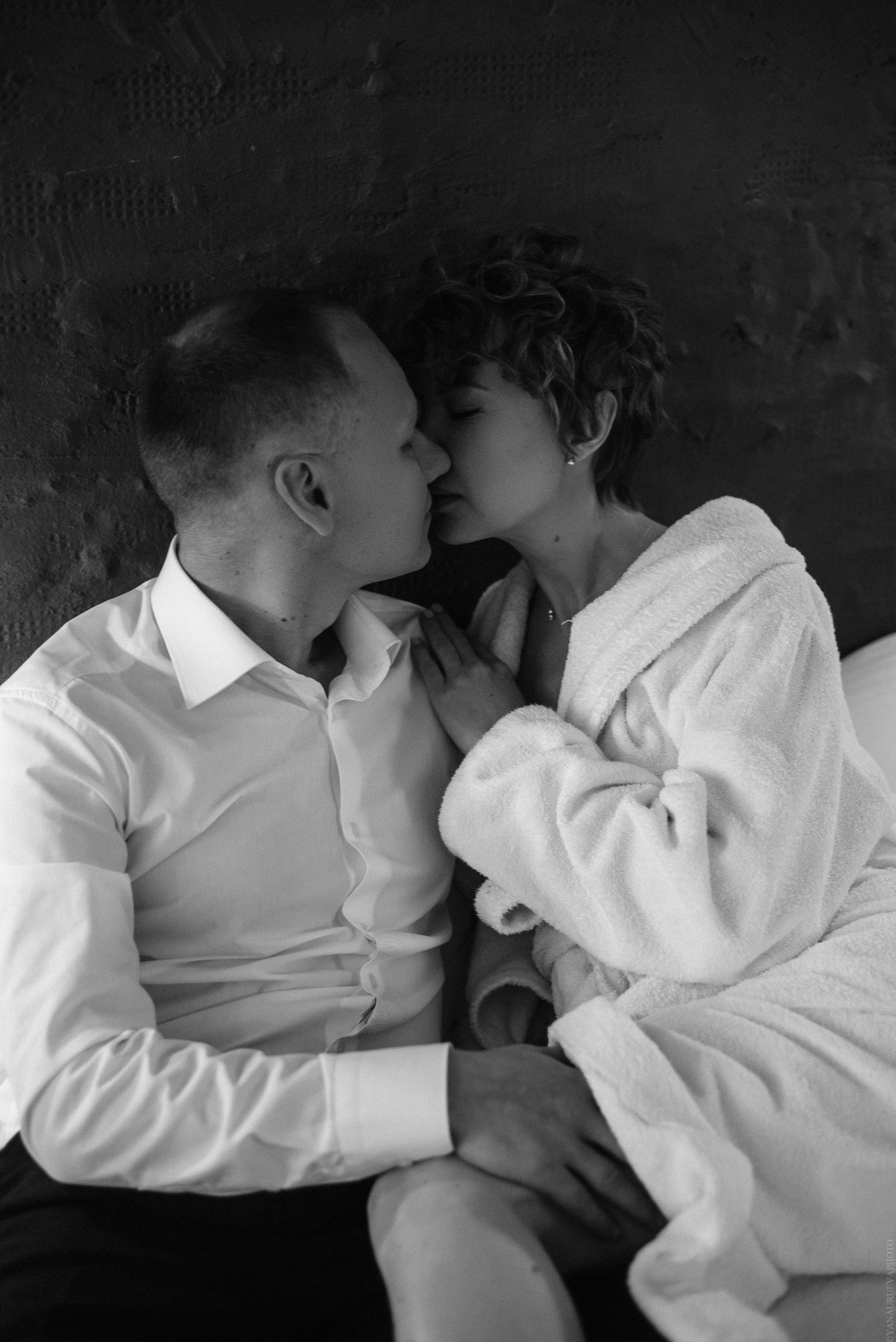 Жених и невеста лежат на кровати