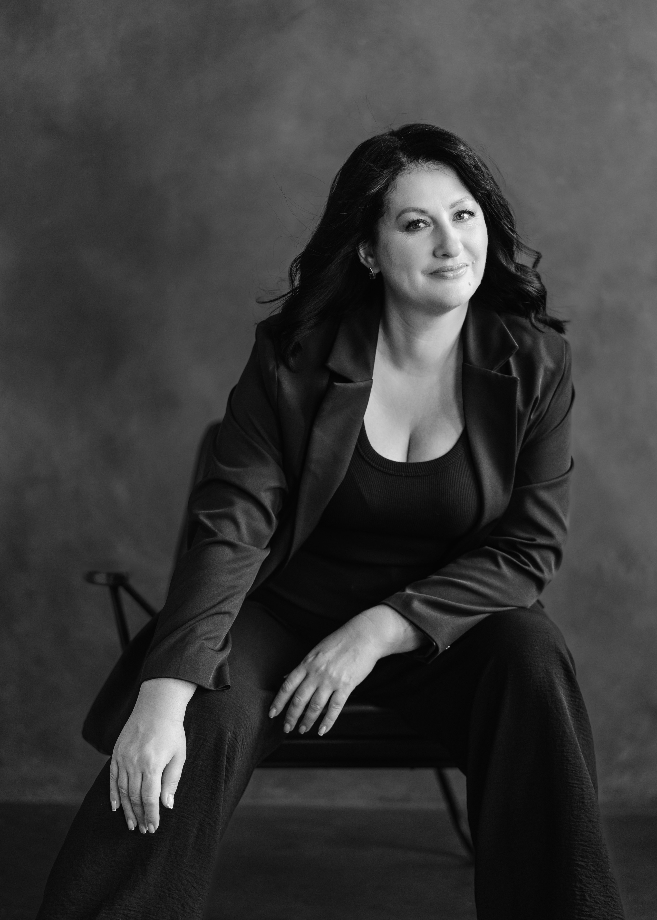 Женская фотосессия в студии для женщины которая принимает свой возраст 45+. Женский фотограф в Красноярске