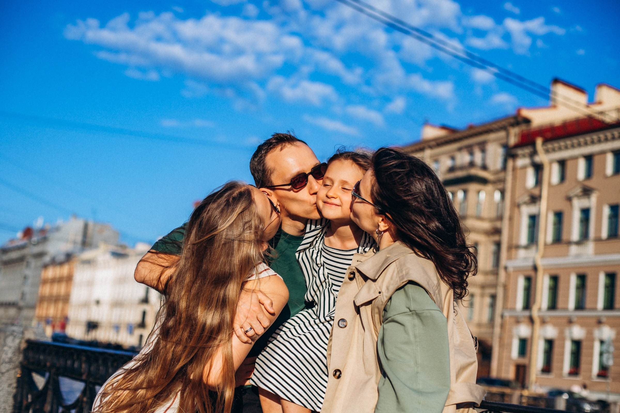 Екатерина с семьей в августе. Фотопрогулка в Петербурге. Индивидуальный и семейный фотограф в Санкт-Петербурге