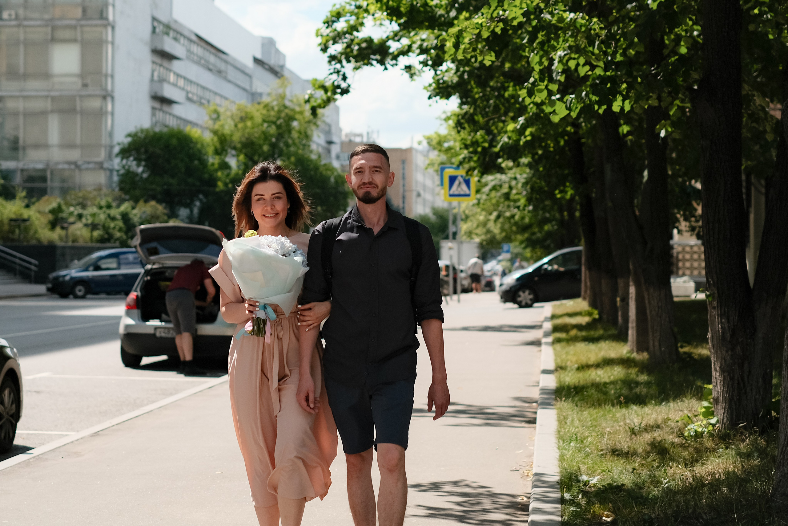 Жених и невеста идут на регистрацию. Жених в шортах, невеста в простом бежевом платье. Регистрация брака на Госуслугах возле метро Савеловская.