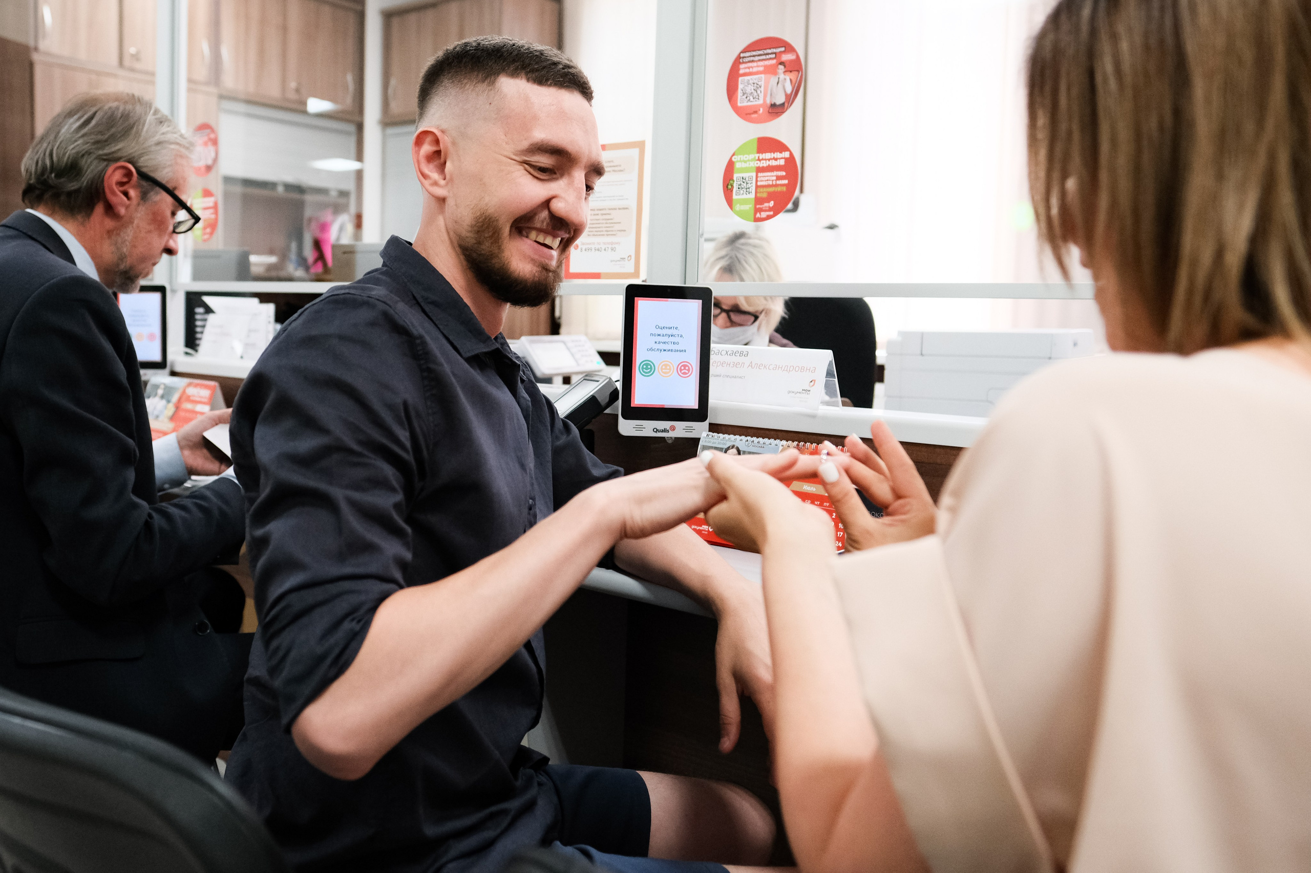 Жених, которому пытаются надеть кольцо.