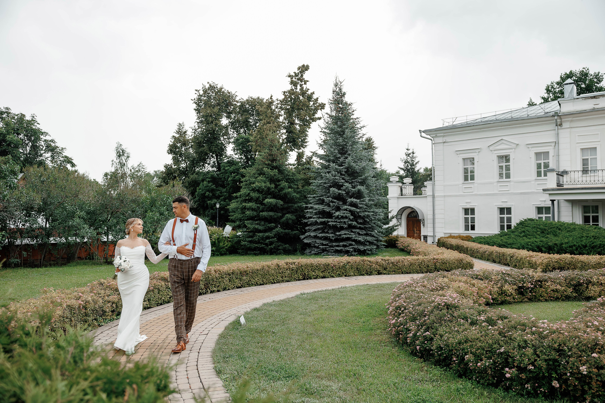 Жених и невесту гуляют по музею-усадьбе Дмитрия Веневитинова в Воронеже