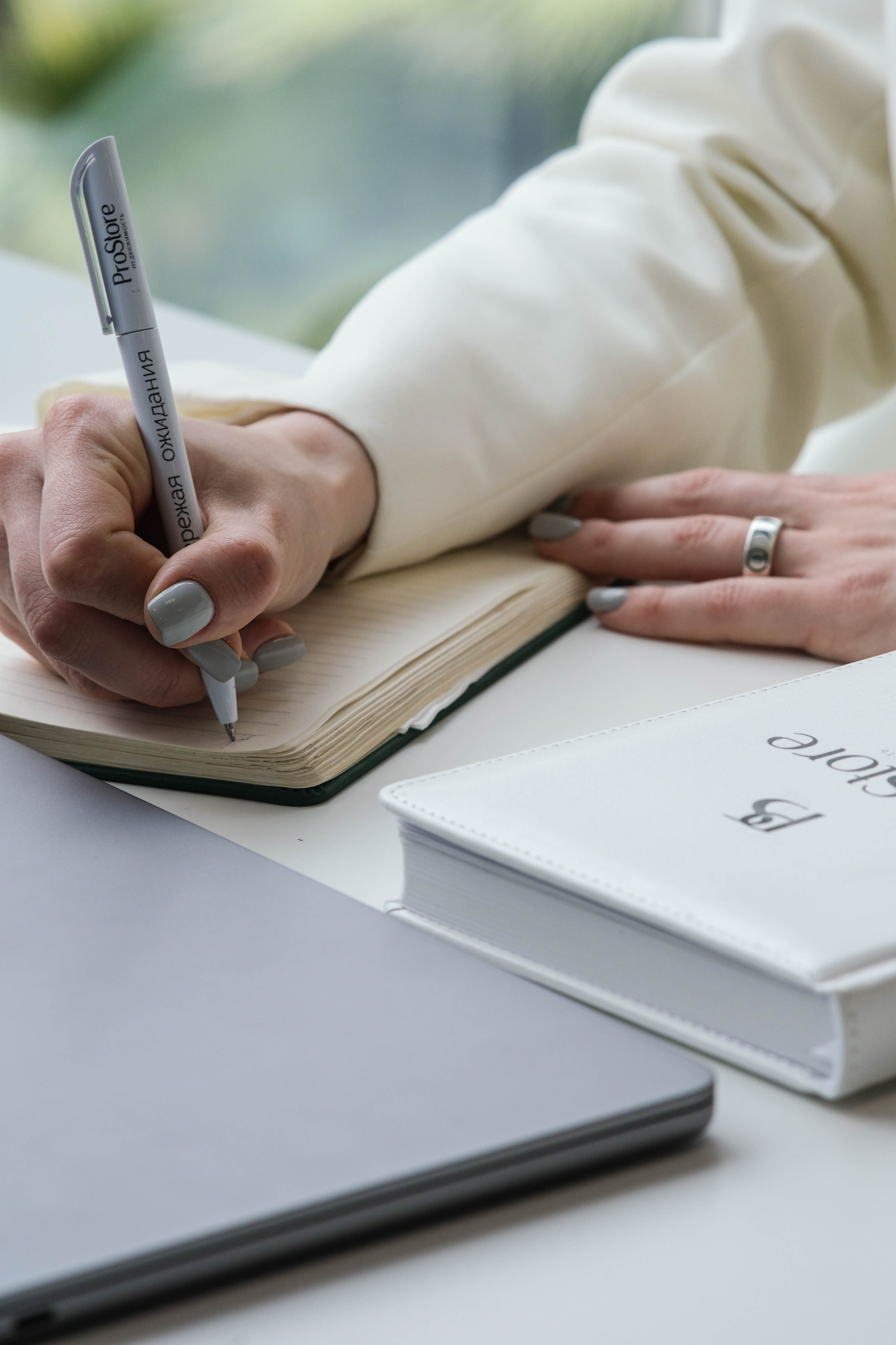 Съемка на визитки сотрудников агенства недвижимости + лайф фото. Главная