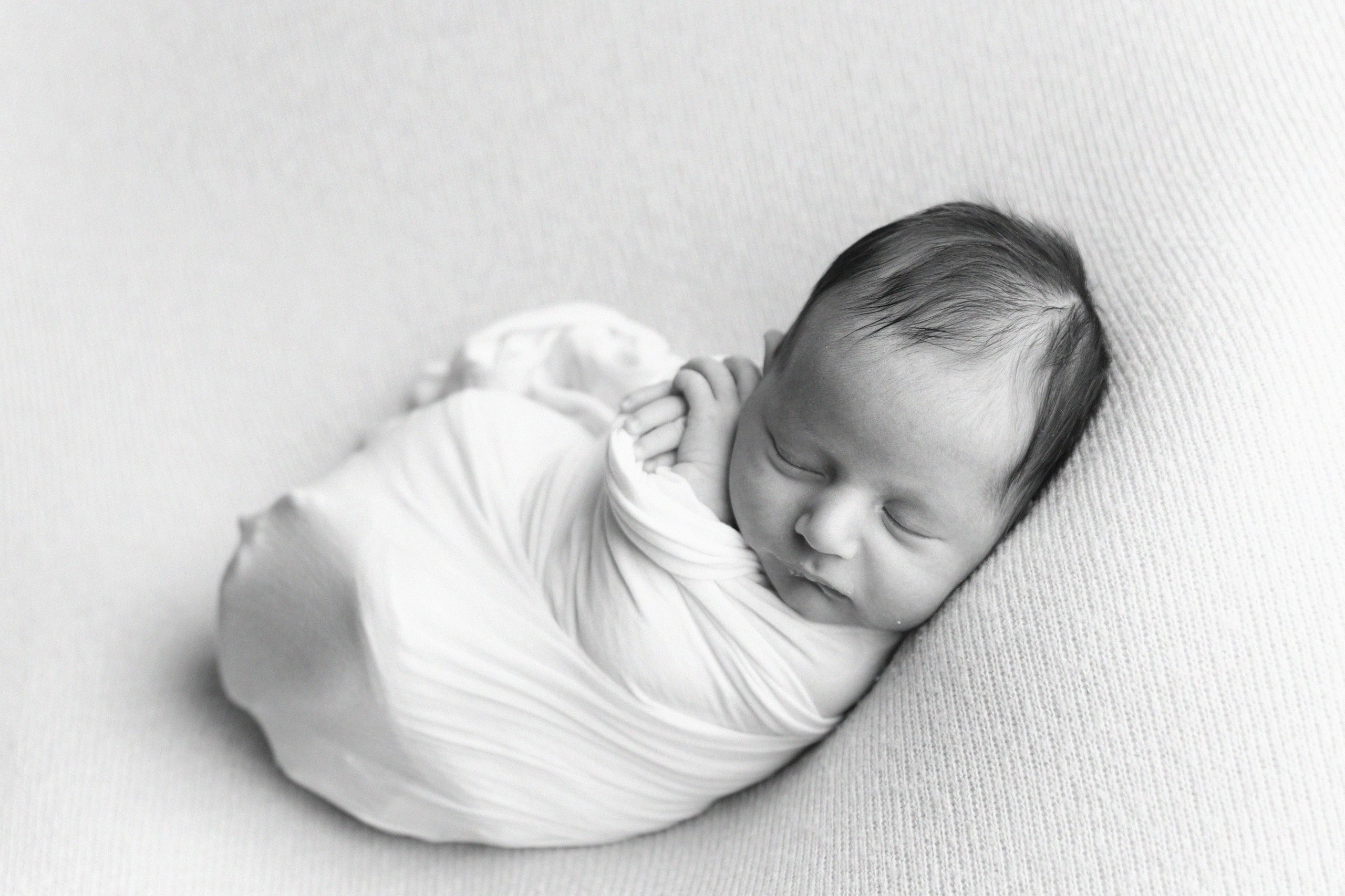 Съемка новорожденного в студии ,минимум реквизита