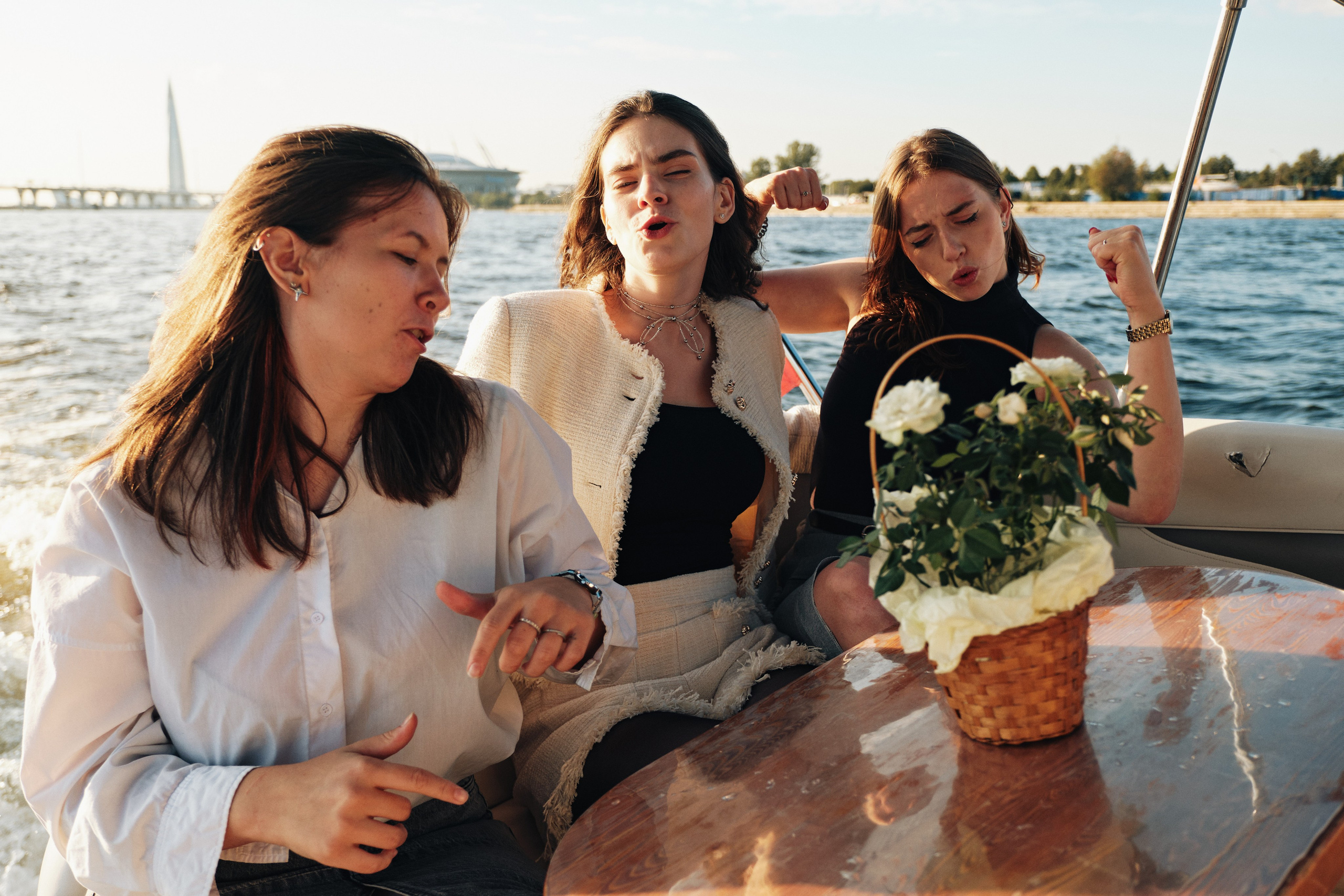 Фотосессия на катере в Санкт-Петербурге. Семейные и свадебные фотосессии в СПб, в студии, на улице, на природе