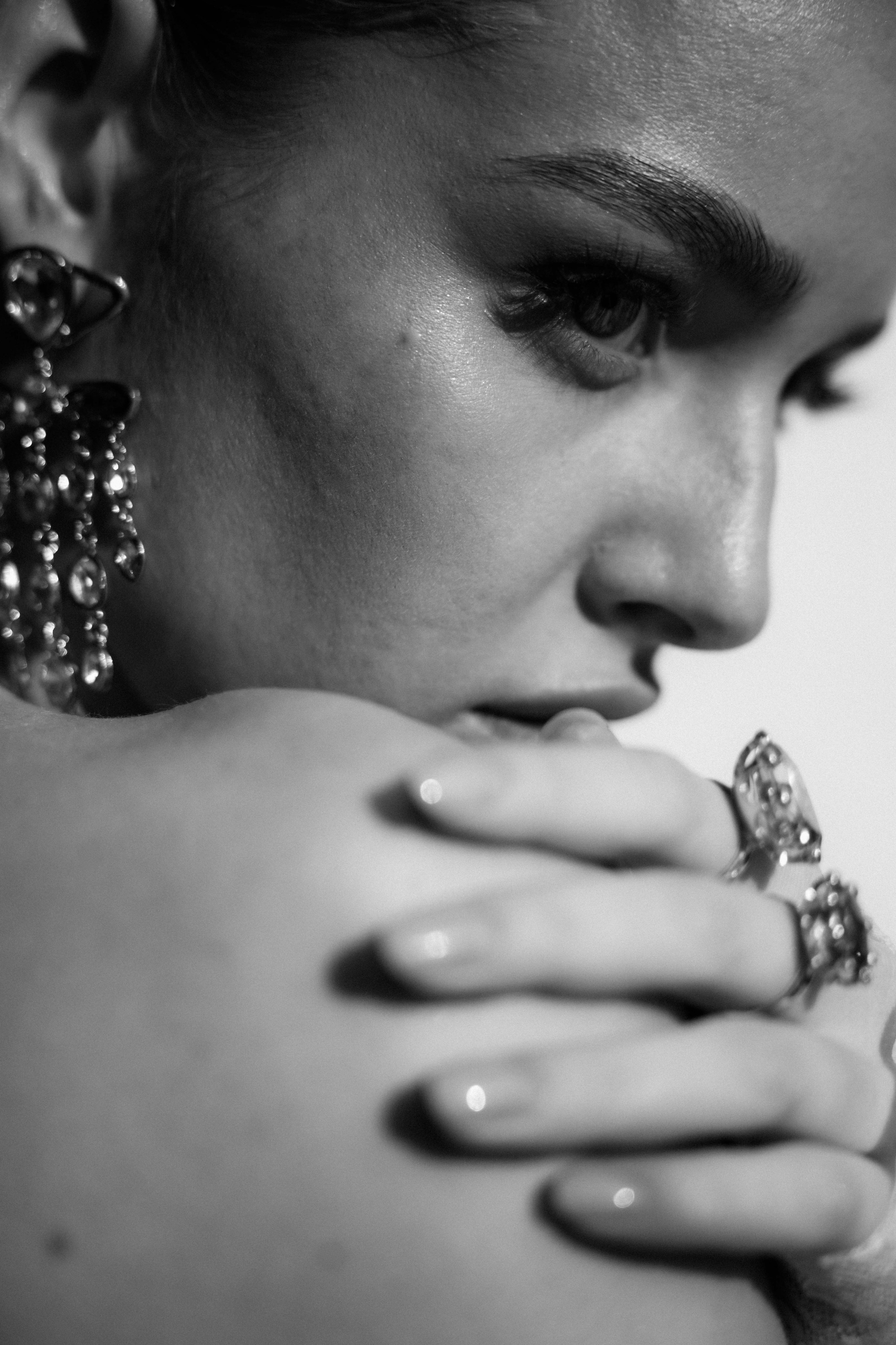 Счастливая пара позирует на свадебной фотосессии на фоне зеленой ткани в театре ,фэшн съемка ,топ 100 — свадебный фотограф Алена Межевова