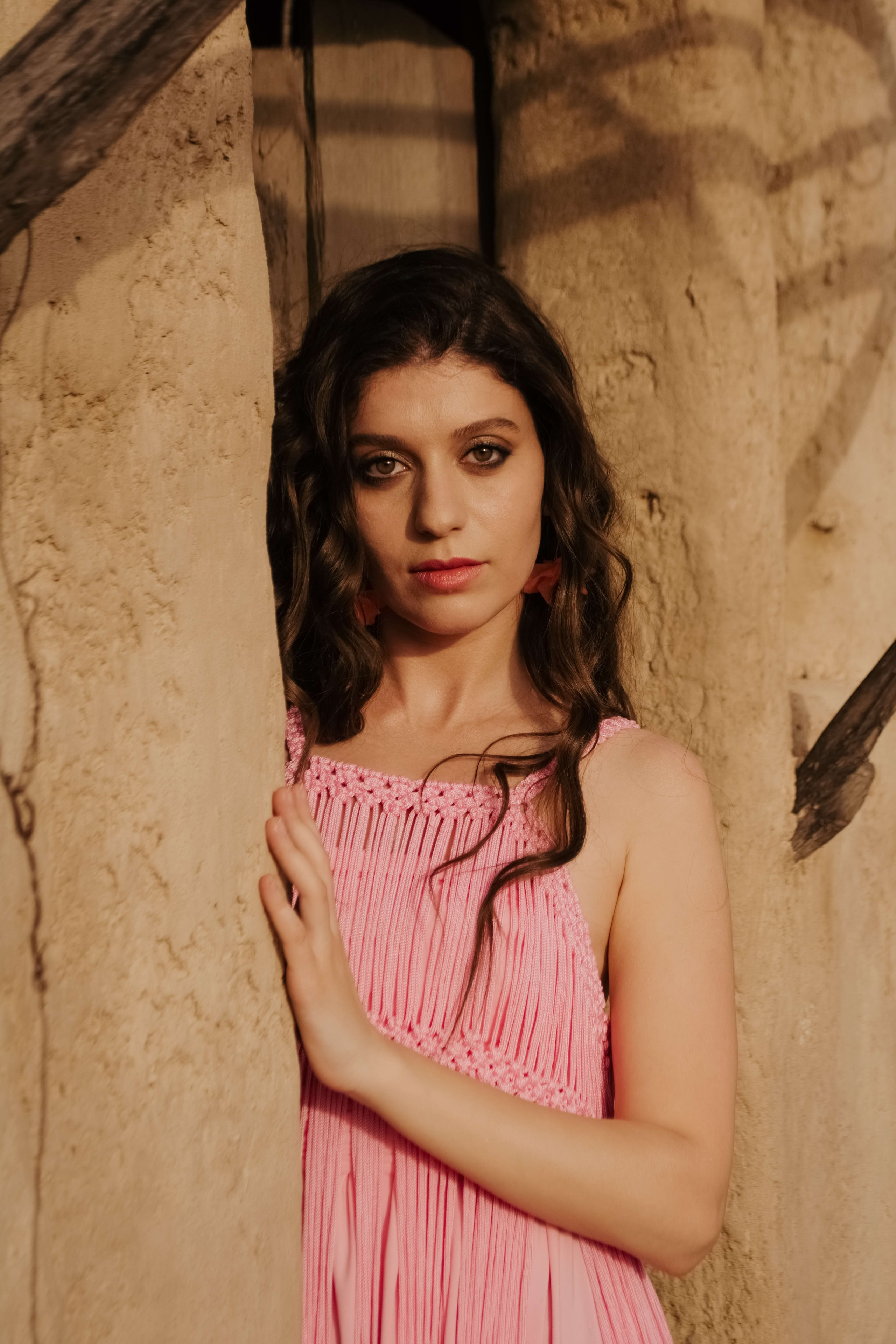 Съемка в декорациях старого города для бренда одежды. Портретный и свадебный фотограф в Тбилиси • xeniqo