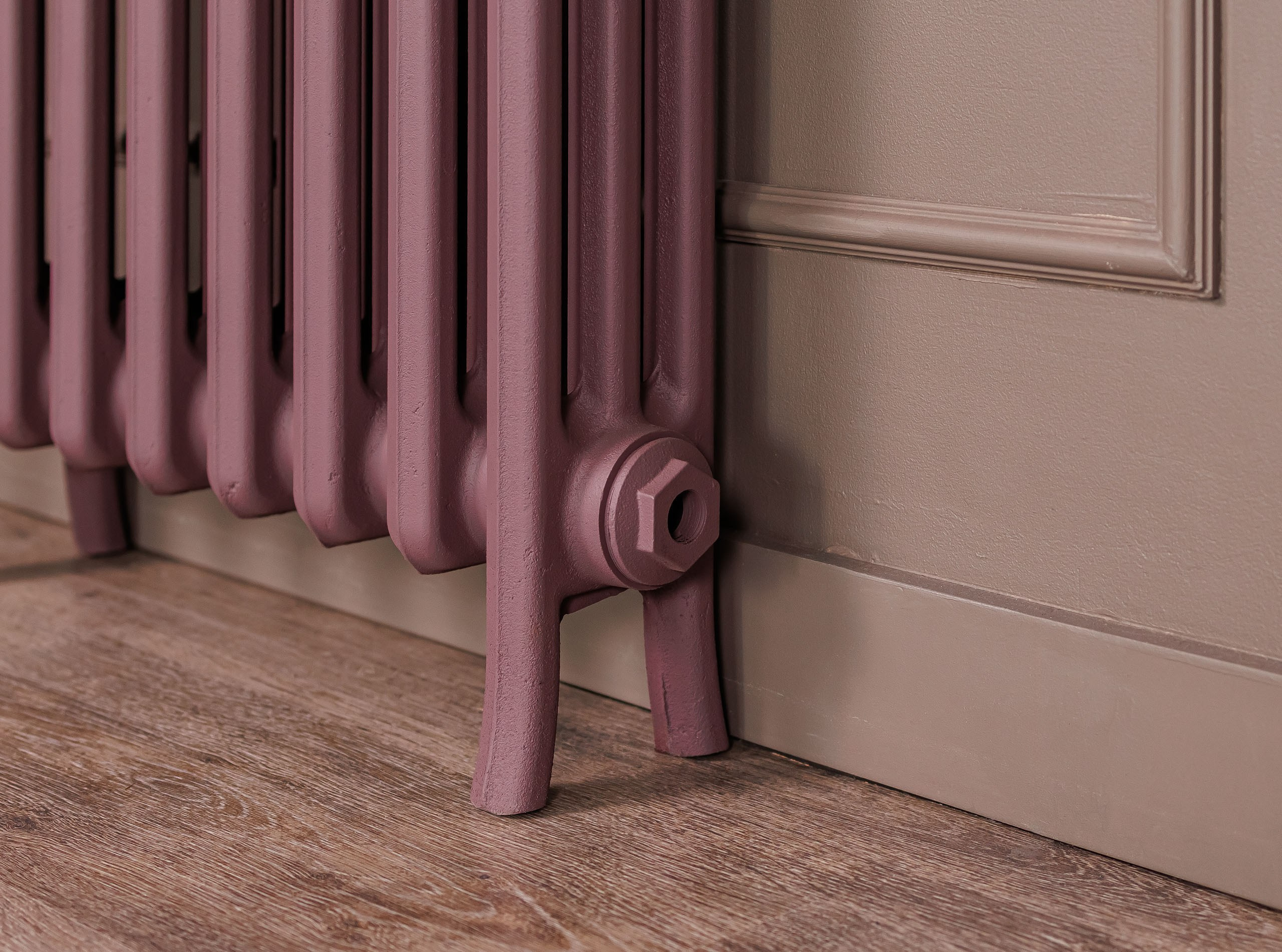 Предметные фотографии дизайнерских радиаторов отопления в стиле ретро