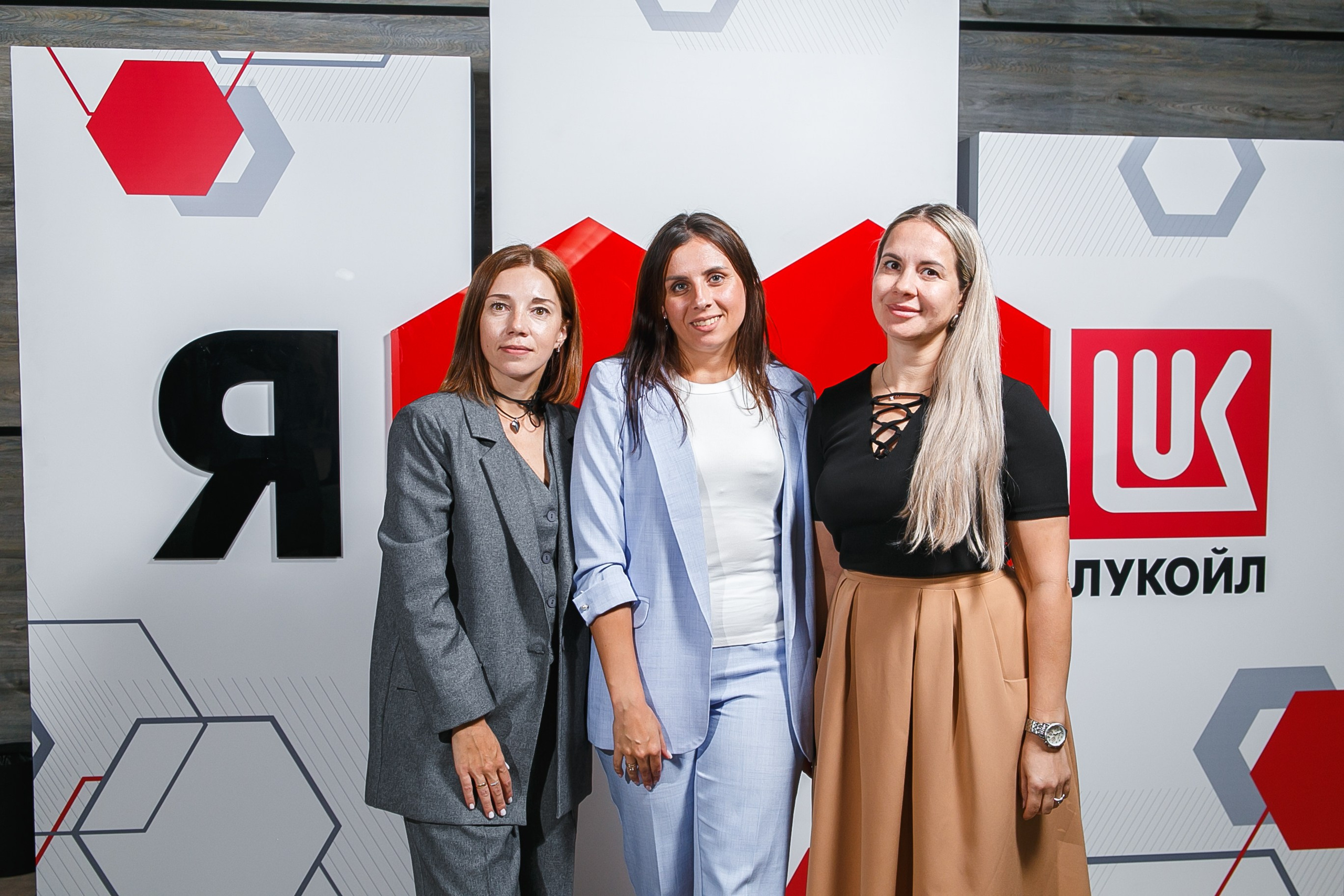 Фотозона на корпоративном мероприятии Лукойла в ДК Царицын. Событийный фотограф Максим Бескоровайновнов