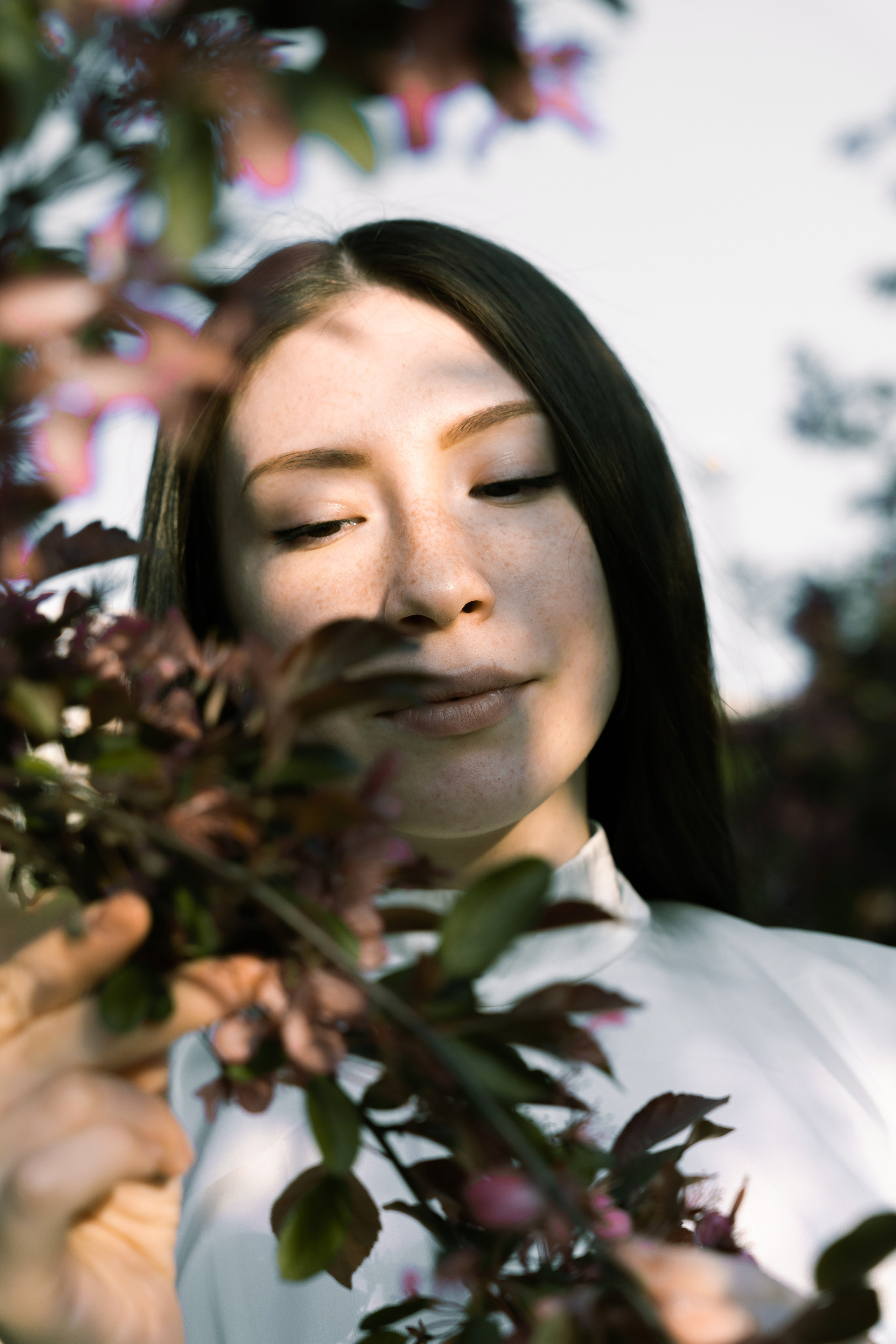 женский портрет в цветении яблонь 