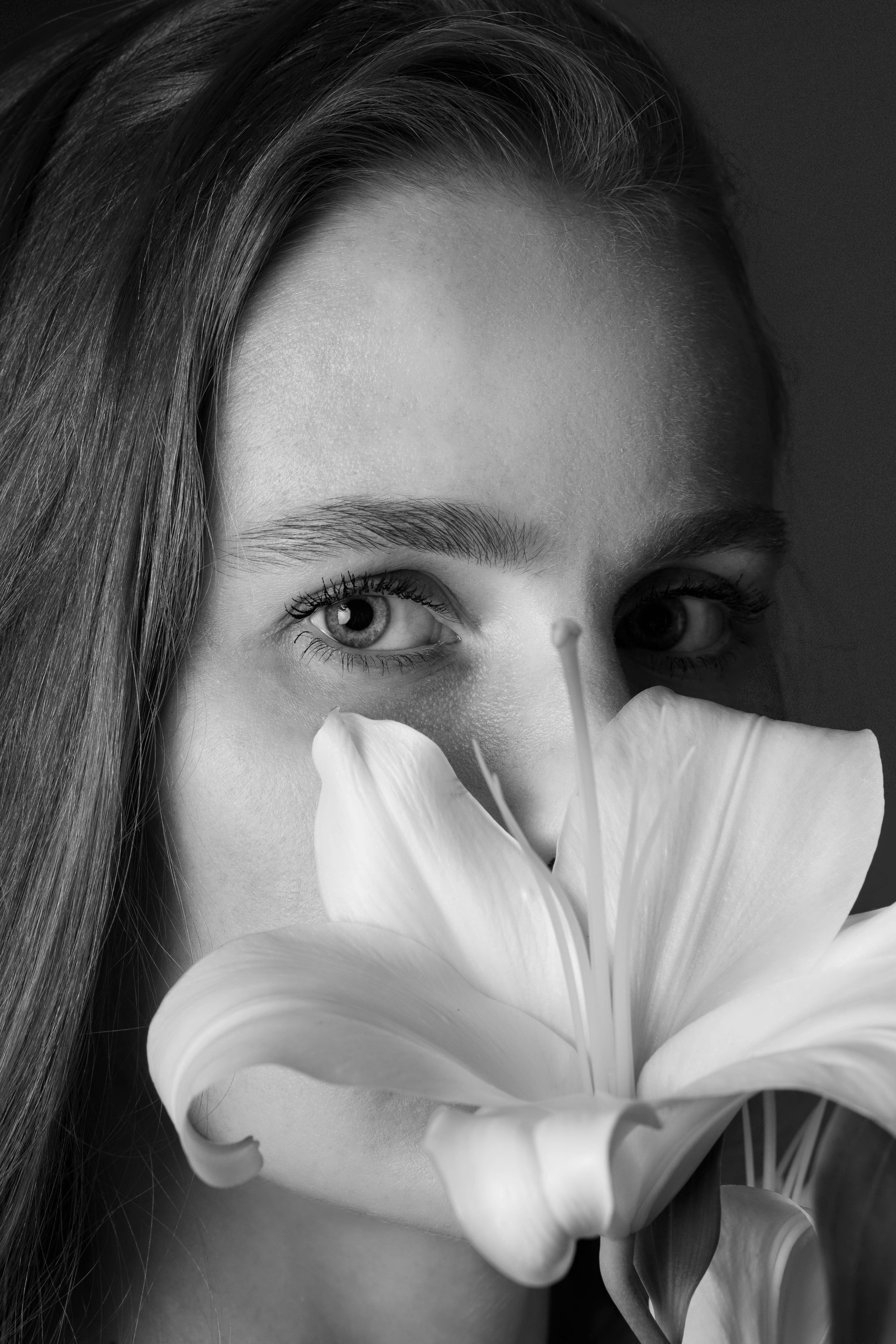 чб портрет девушки с лилией крупный план 