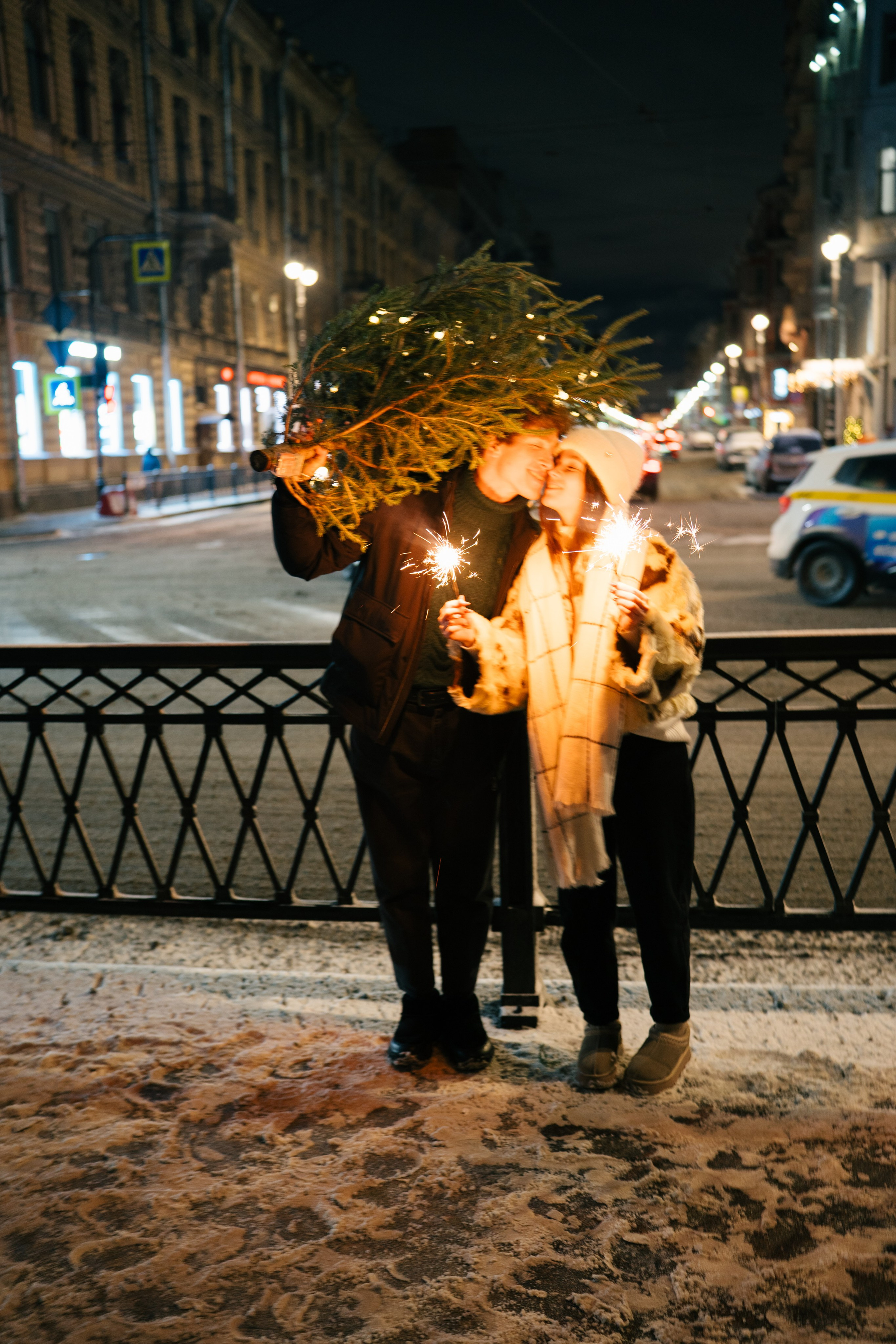 НОВОГОДНЯЯ ПРОГУЛКА ПАРЫ ПО ЧЕРНЫШЕВСКОЙ ПЕРЕД НОВЫМ ГОДОМ. Профессиональный фотограф, Санкт-Петербург — Виктория Богомолова