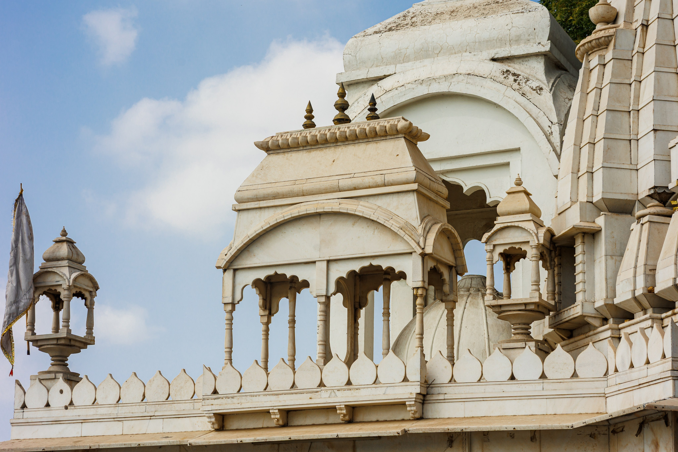 Оживлённый перекрёсток в Индии, множество деталей, уличная съёмка