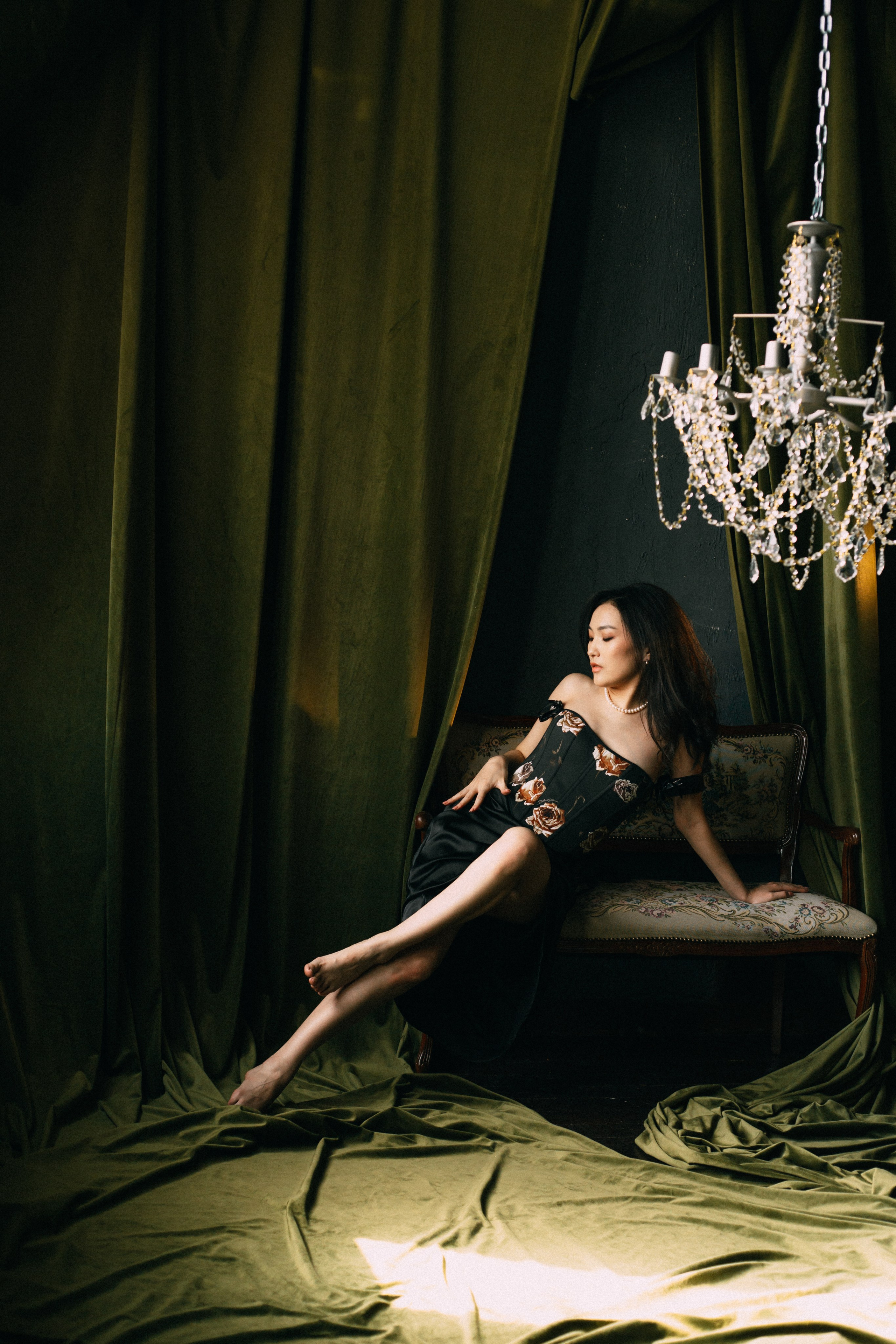 Драматичный женский портрет, глубокий взгляд, контрастное освещение,фотосессия Новосибирск, женская фотосессия в Новосибирске, женский фотограф, фотосессия в студии, красивая девушка