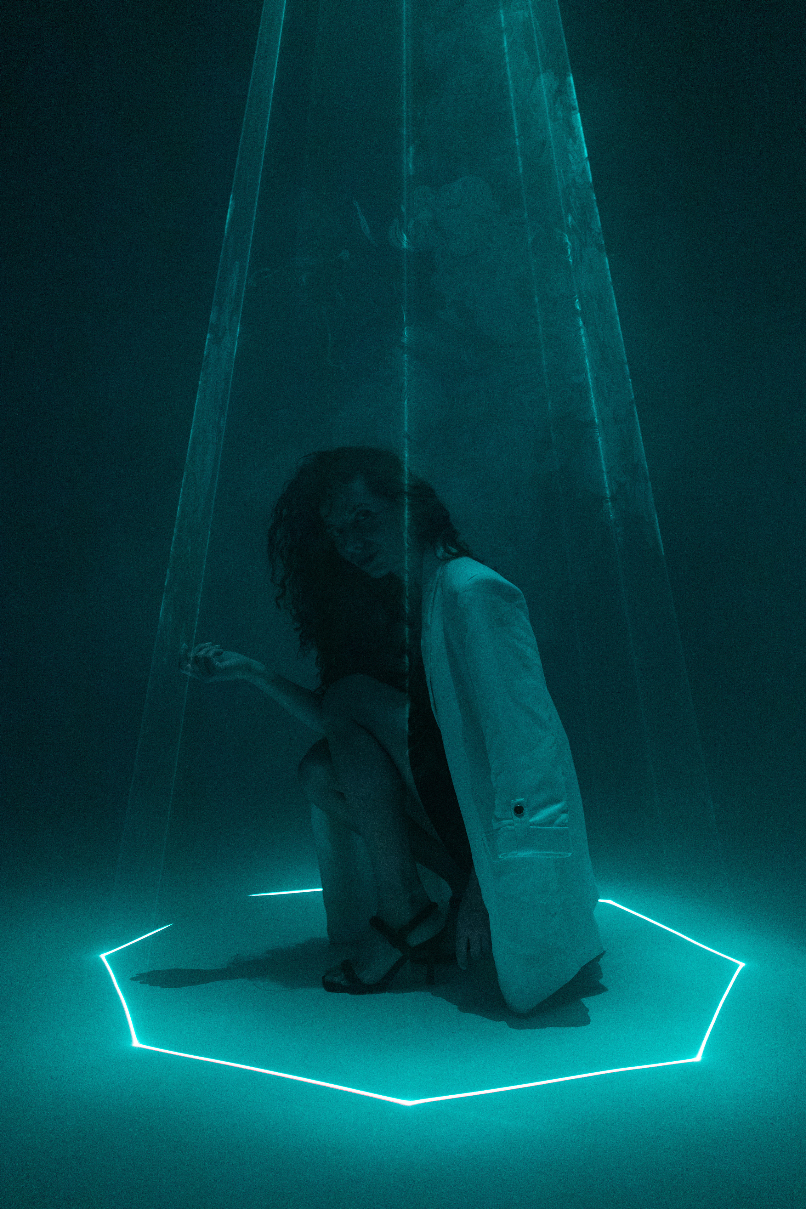 Цветной свет и фигуры. Фотограф Минск