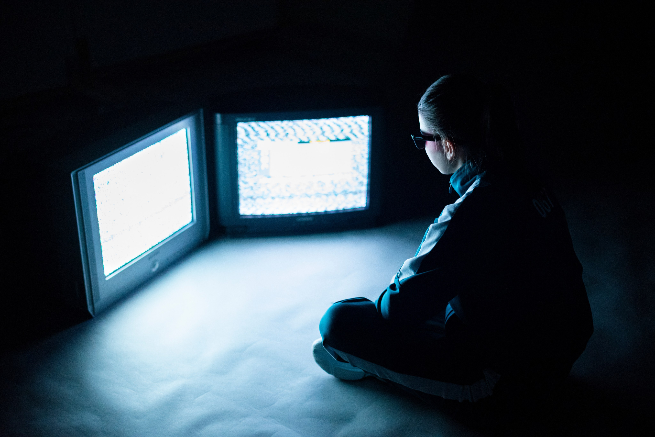 Фотопроект самоизоляция, сомнамбула, сновидческие видения, философия, одиночество, арт-фотография. девушка смотрит тв-помехи