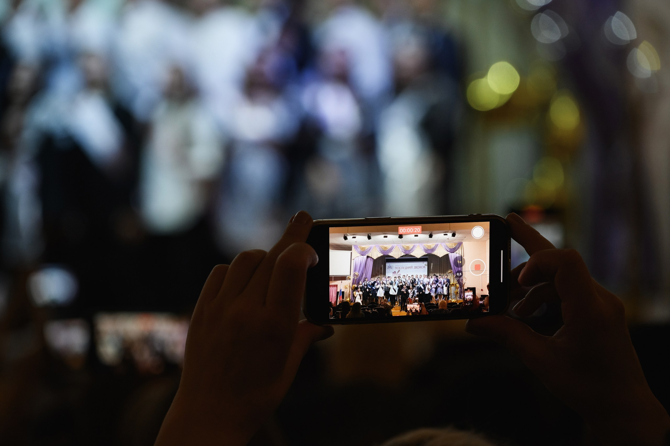 Фотосъемка последнего звонка в Петропавловске-Камчатском, Торжественная линейка выпускников в Петропавловске-Камчатском, Школьная фотосессия с учителями и одноклассниками в Петропавловске-Камчатском, Трогательные кадры прощания со школой в Петропавловске-Камчатском, Стоимость фотосъемки последнего звонка в Петропавловске-Камчатском.