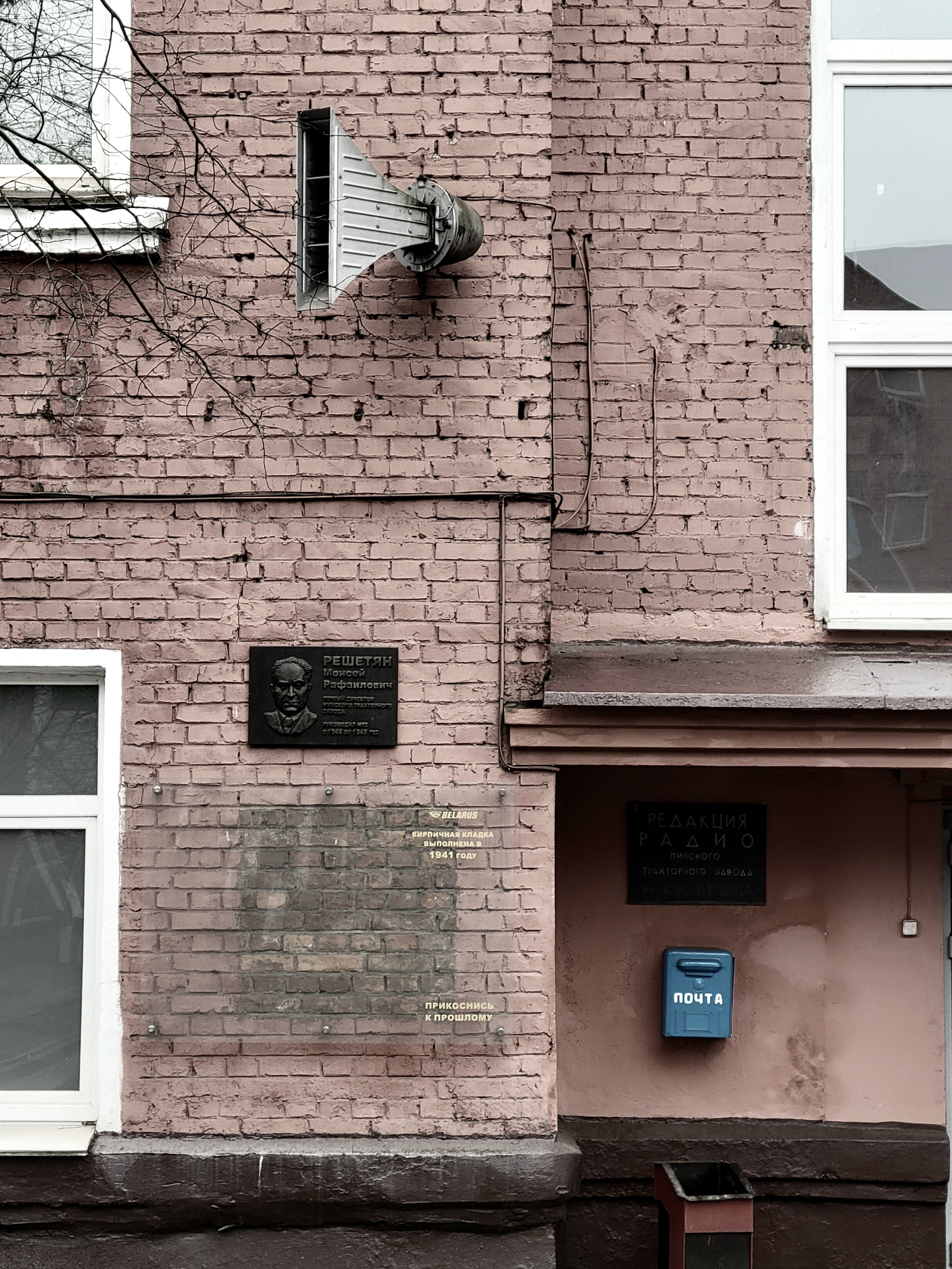 Завод - целый город. Несколько проспектов, огромная территория. Раньше здесь был авиазавод, но после войны приказом Сталина его превратили в тракторный