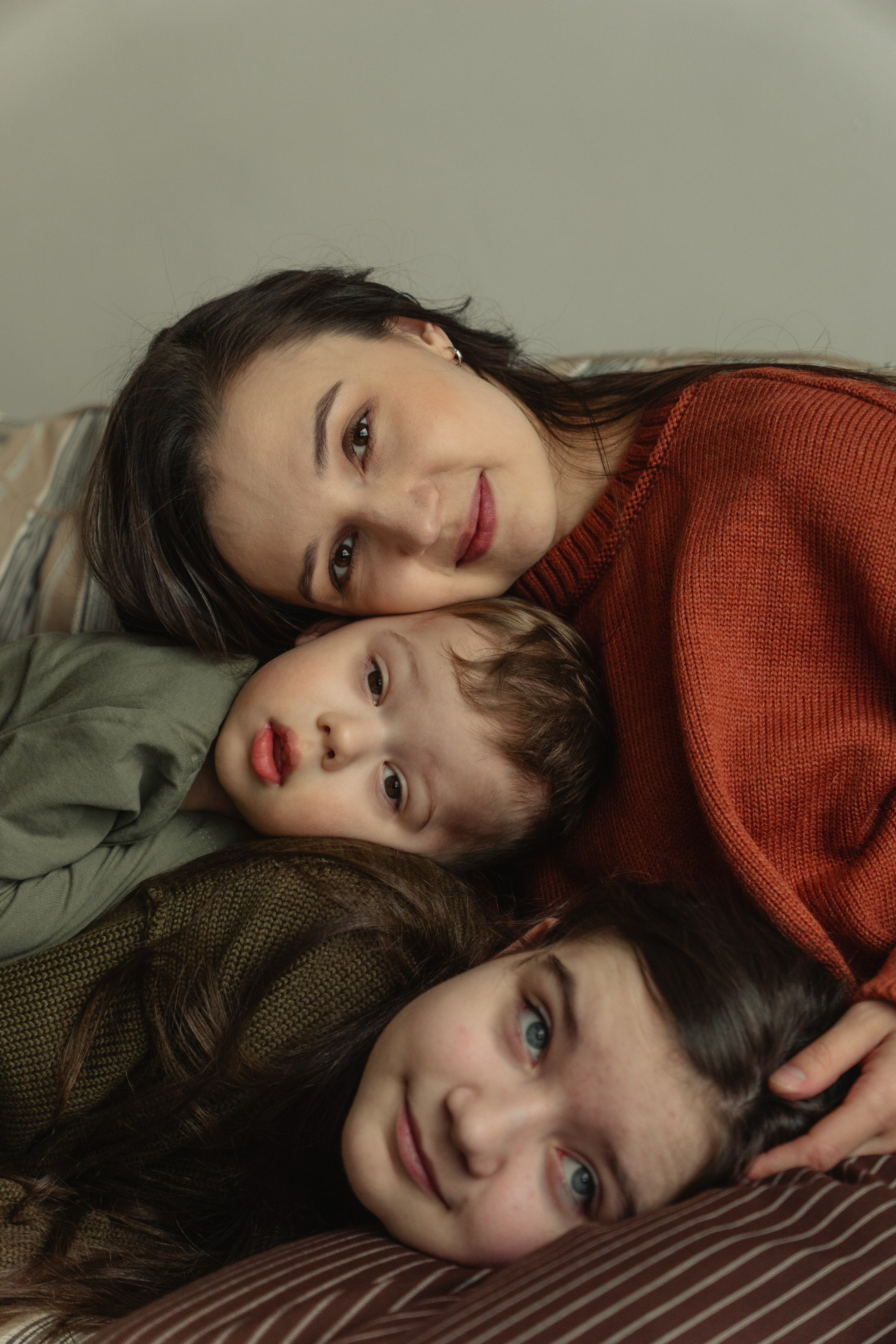 Семейная история в минималистичной студии. Портретный и семейный фотограф в Санкт-Петербурге Чугунова Анастасия