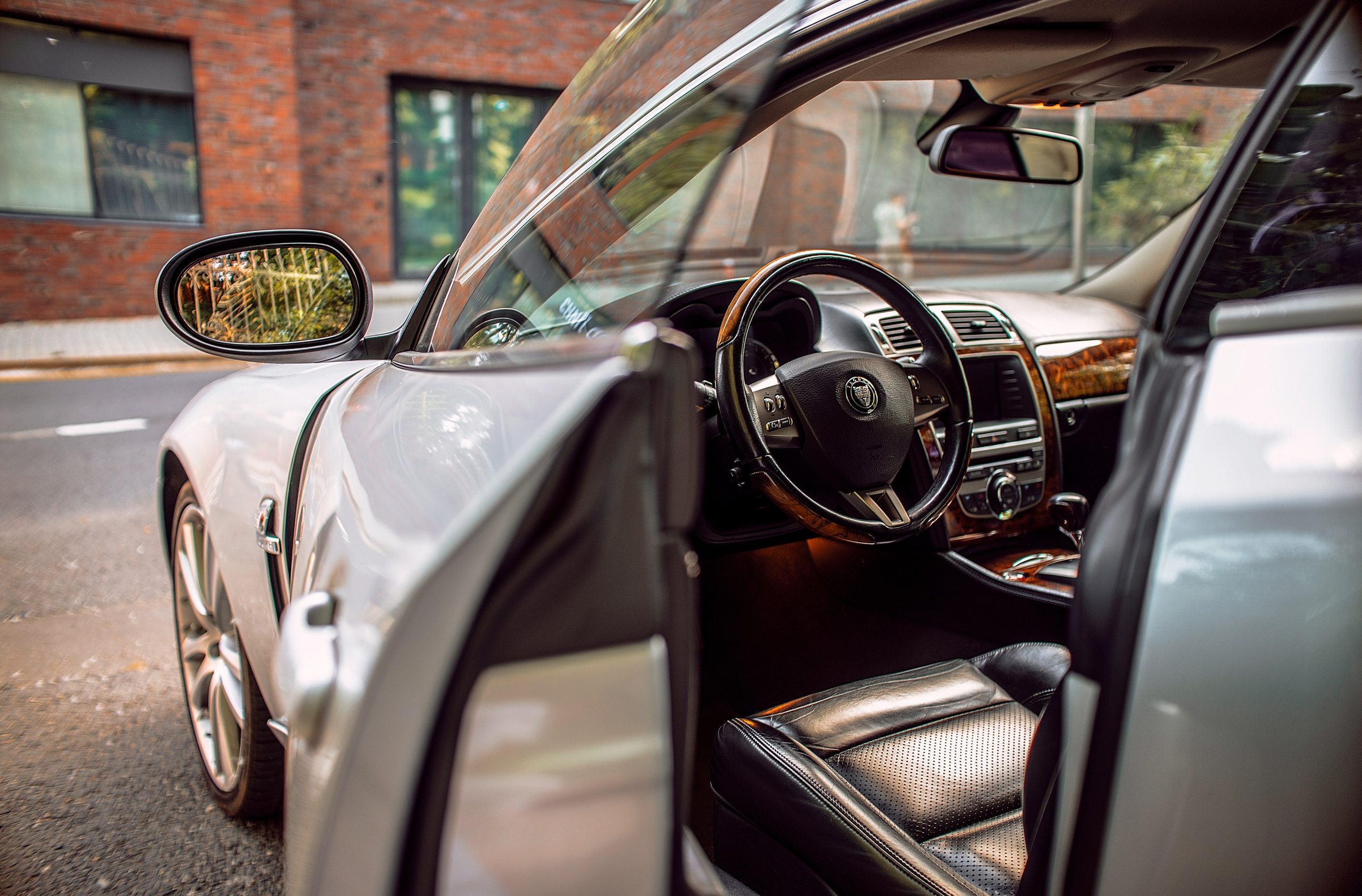 Утренняя фотосъемка автомобиля Jaguar в Москве. Жуков Илья  свадебный фотограф в Москве