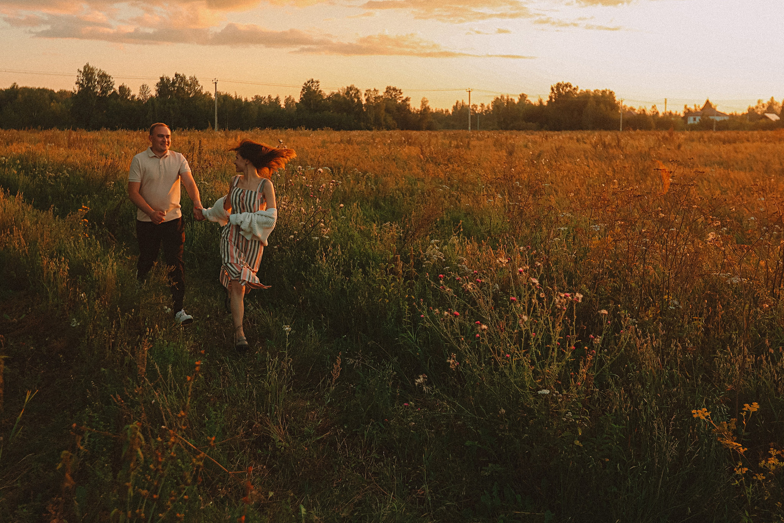 Поле love story на закате. Семейный фотограф Тюмень, фотограф на роды Салмина Мария