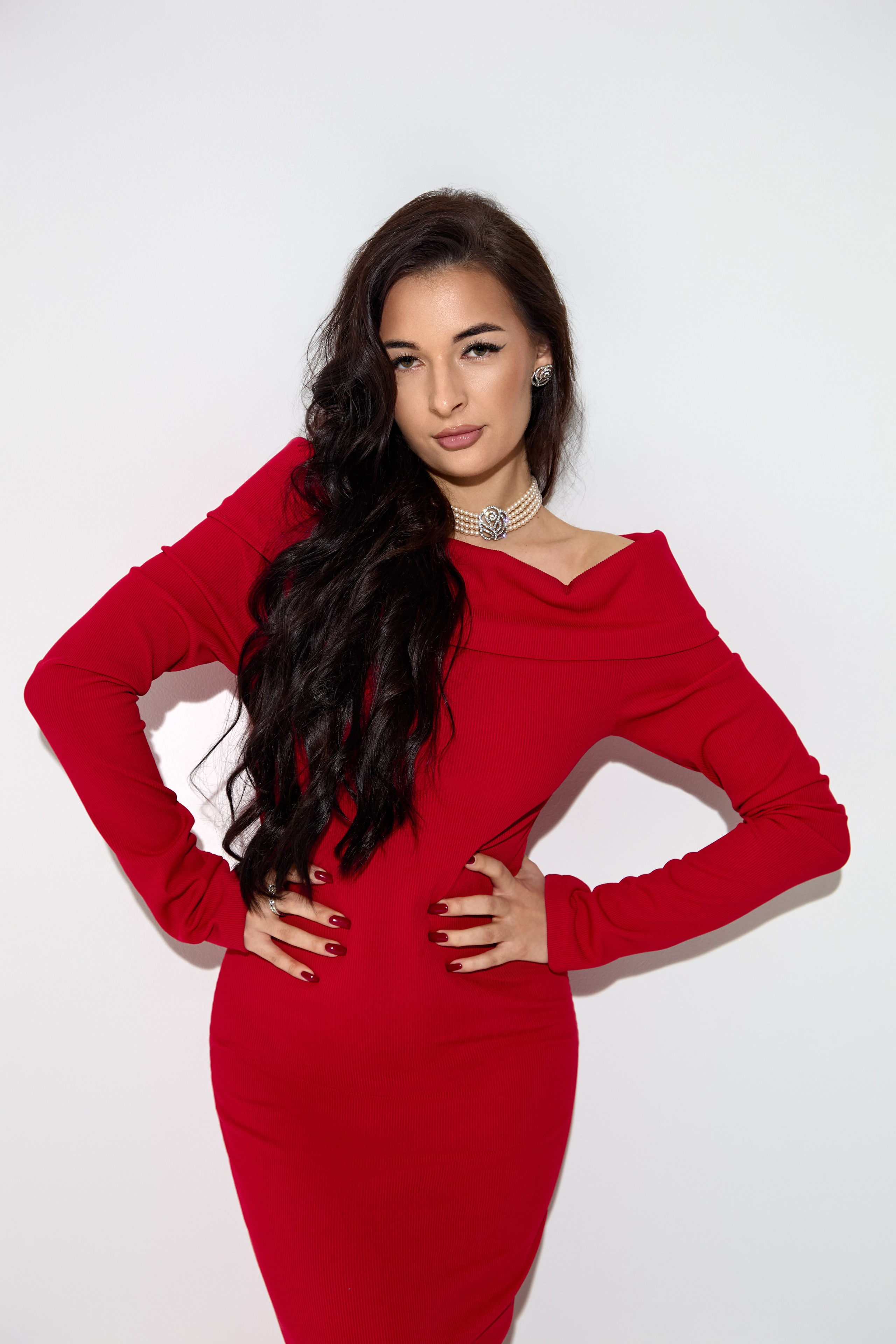 Рекламная фотография украшений или аксессуаров на модели. Предметная съемка в портрете.