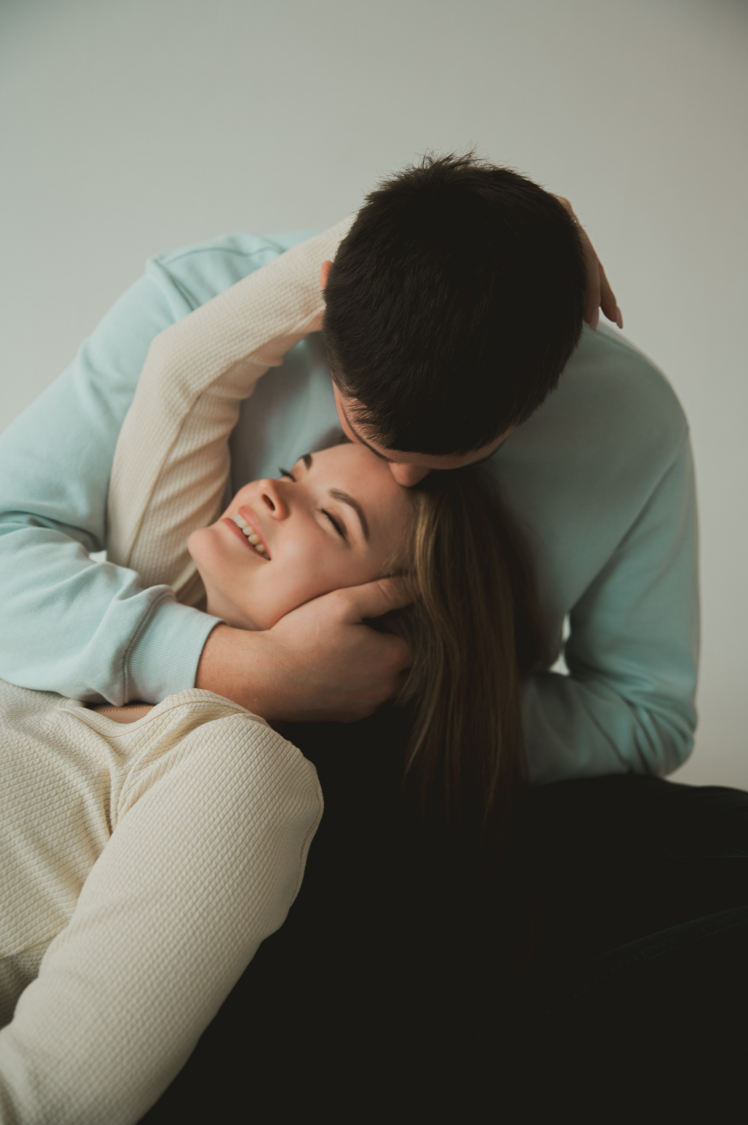 Предсвадебная лавстори в студии в Москве. Свадебный и портретный фотограф в Москве Жердев Даниил