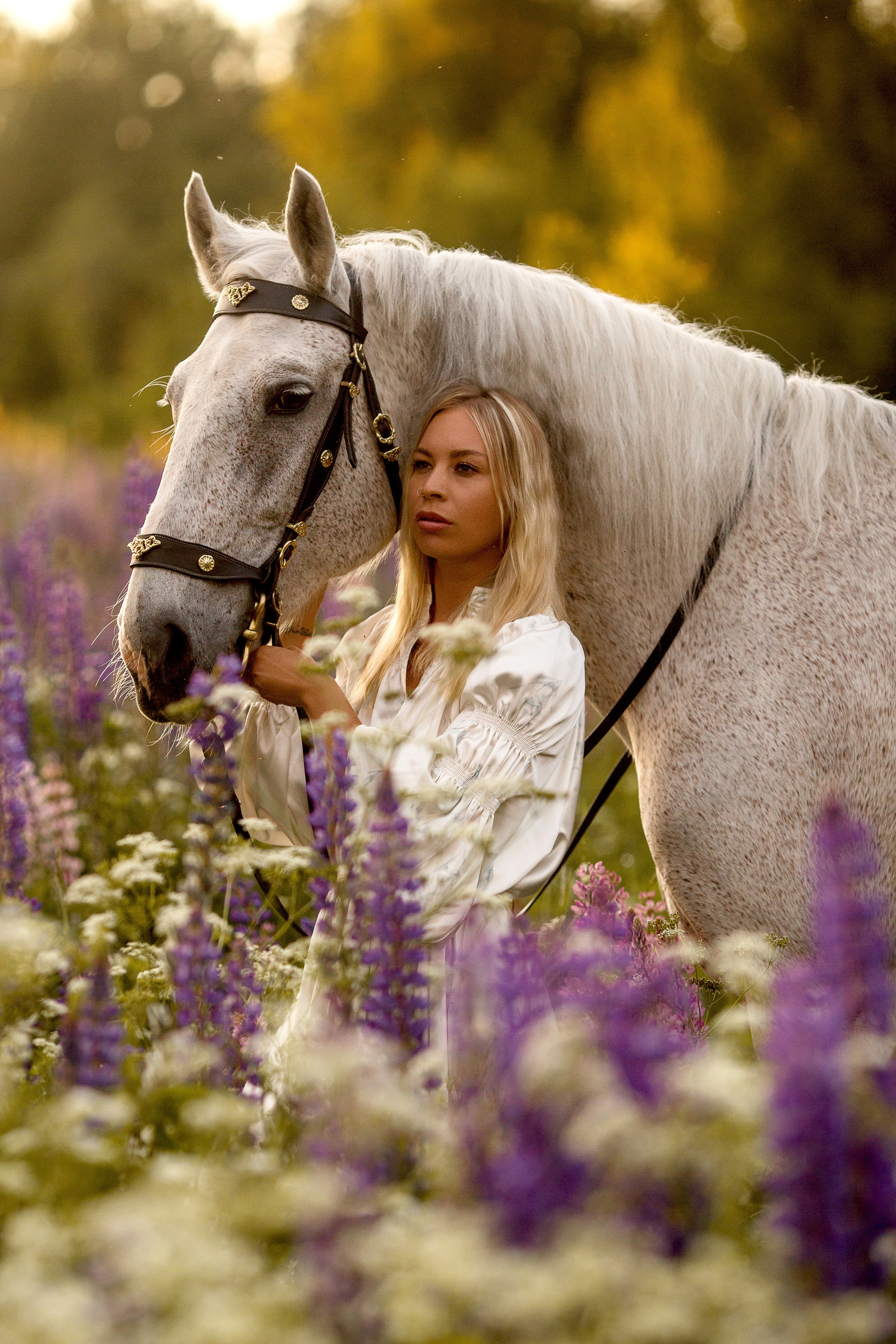 Фотосессия с лошадью в люпинах