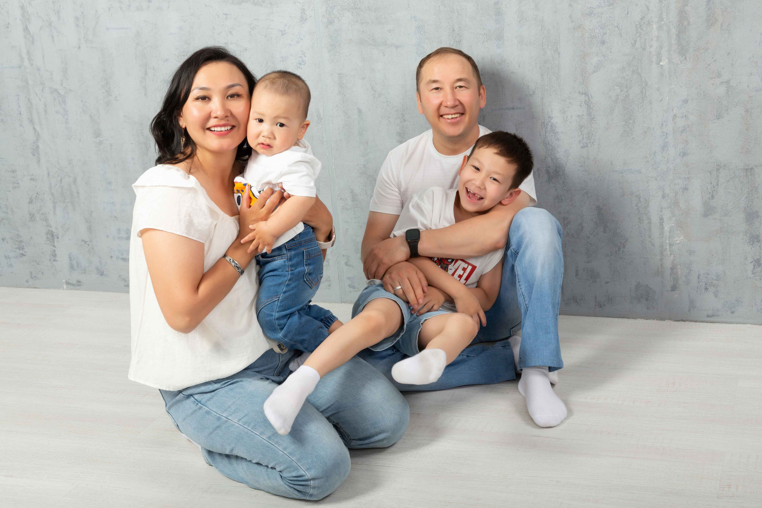 Данагуль и семья. Фотостудия Алматы. Семейная и детская фотостудия Family studio.Фотограф Алматы
