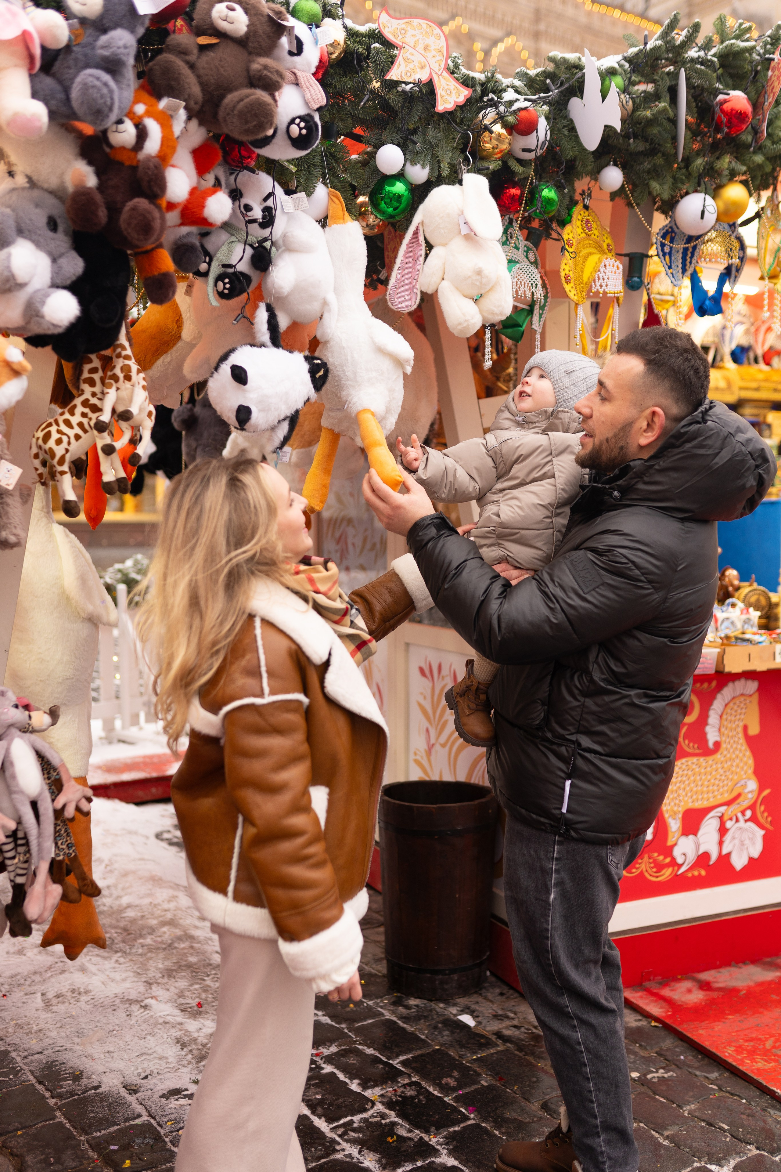 Павел, Егор и Наталия на ГУМ Ярмарке. Свадебный фотограф в Москве Анна Полушина