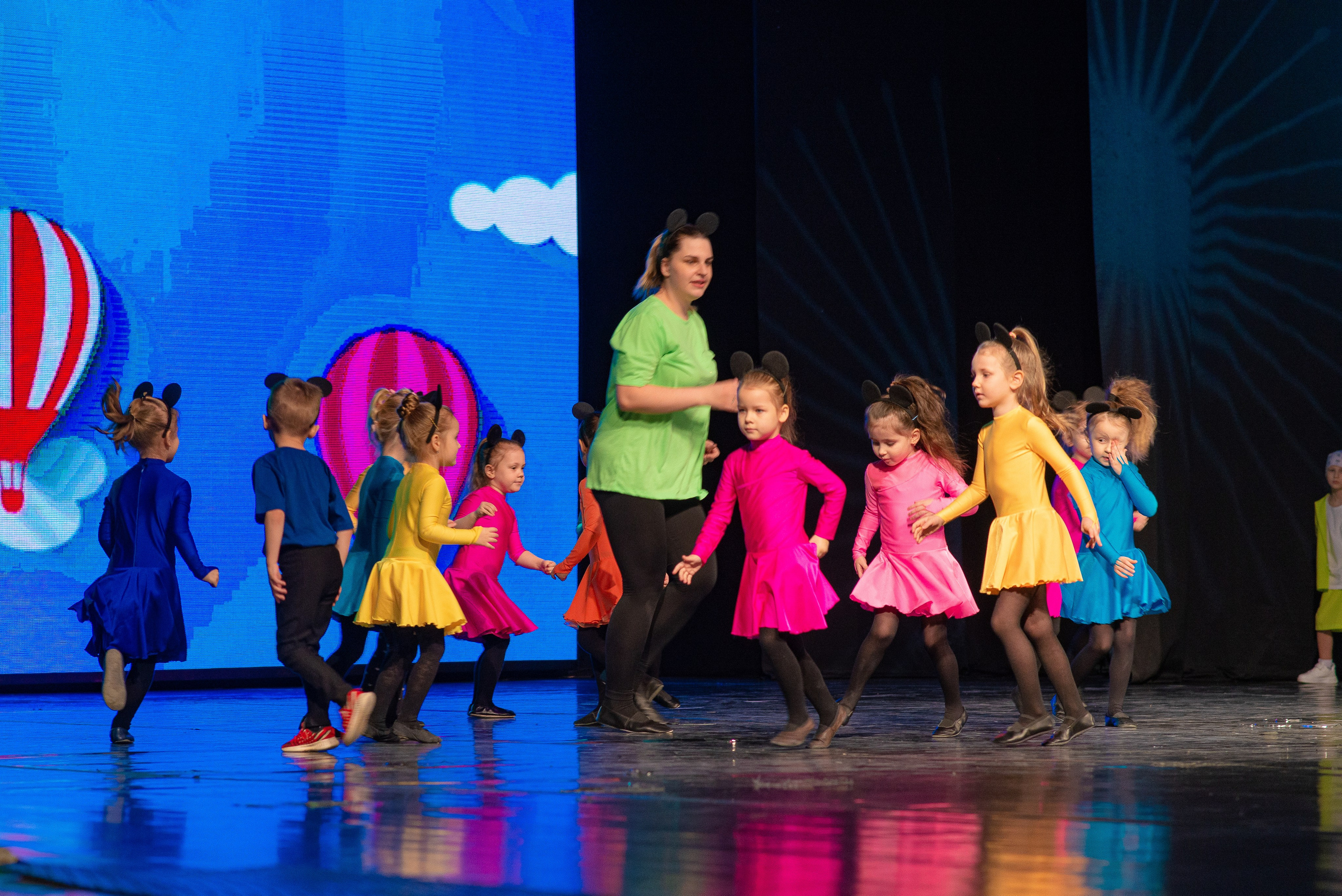 Выступление школы танцев Овация. Семейный фотограф на выписку из роддома и крещение Минск Настя Гришук