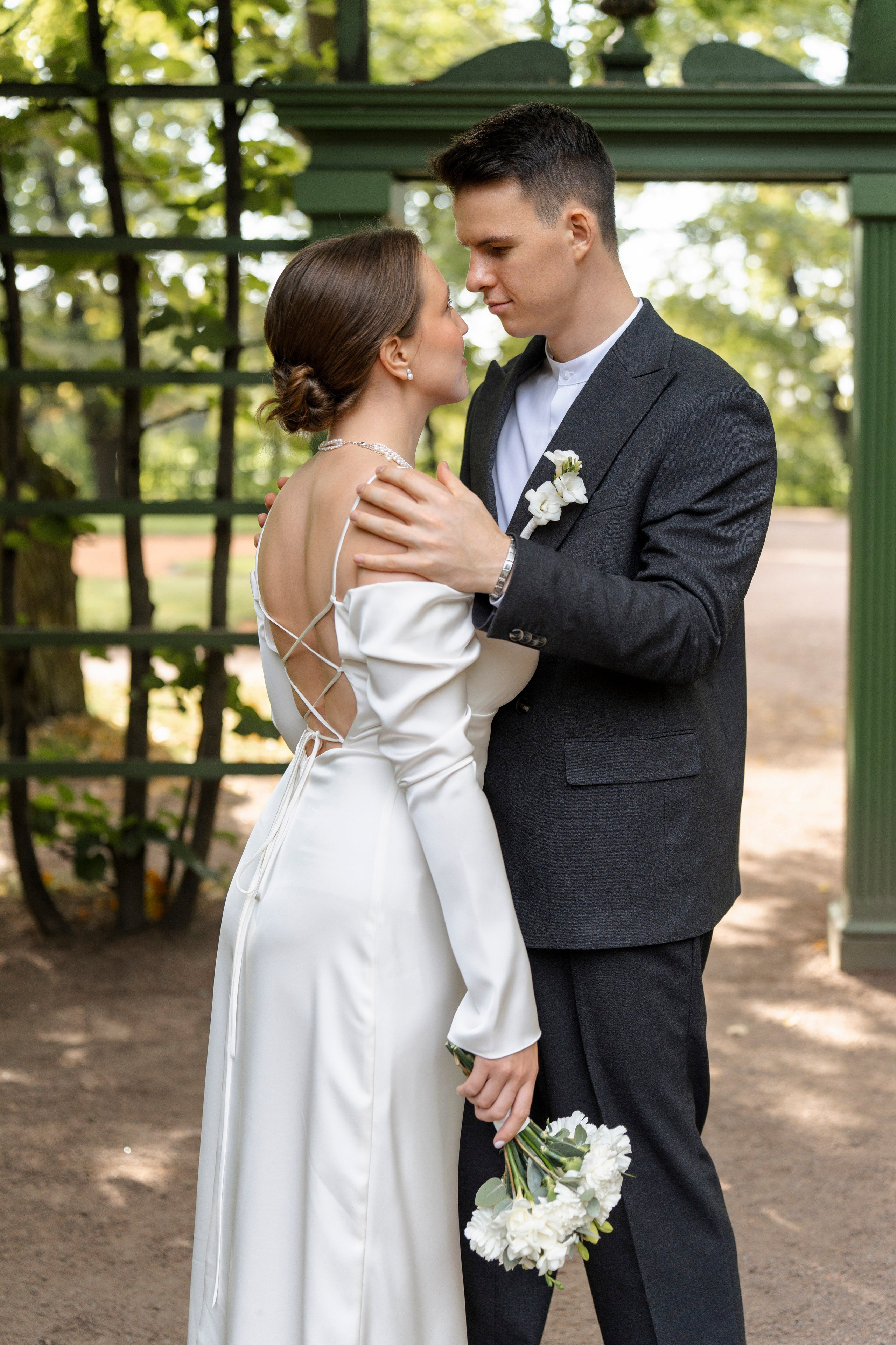 Лёня и Юля. Питер. От утра в отеле до вечеринки в ресторане на заливе. Цифра и плёнка. Свадебный фотограф Катерина Чулкова