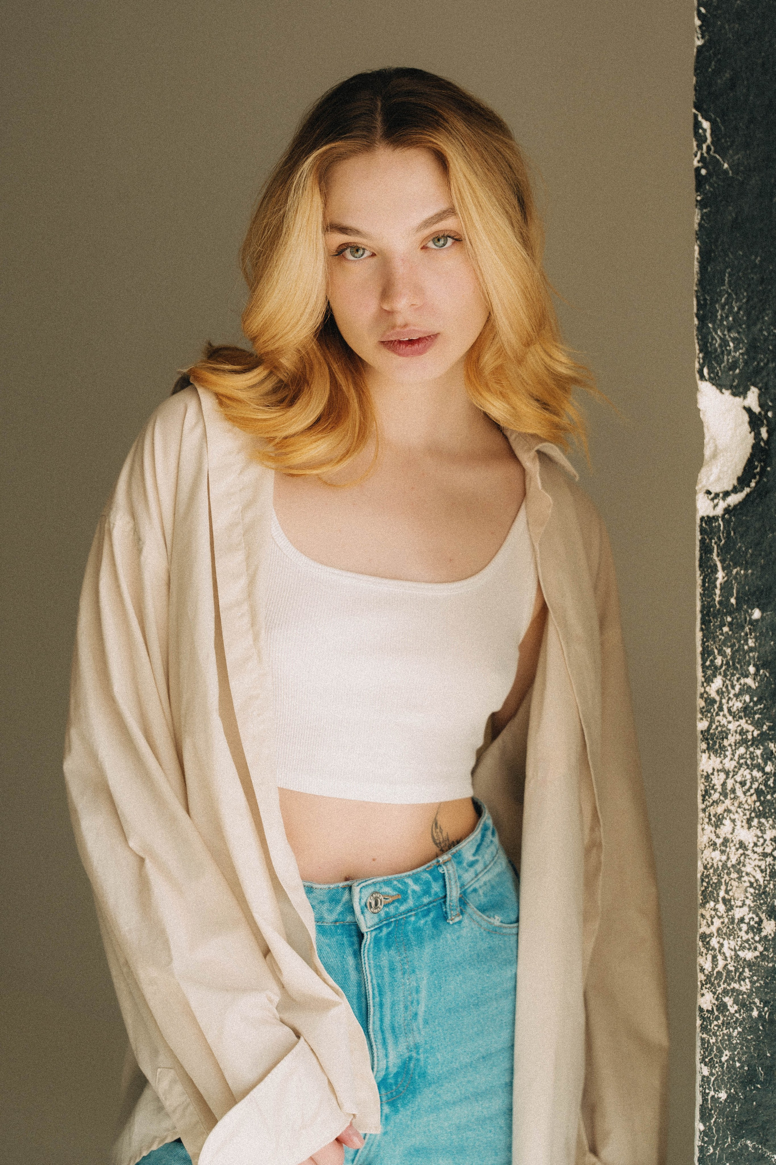 Женский портрет в студии — естественный и искусственный свет. Фотограф в Хабаровске Дмитрий Лемешков