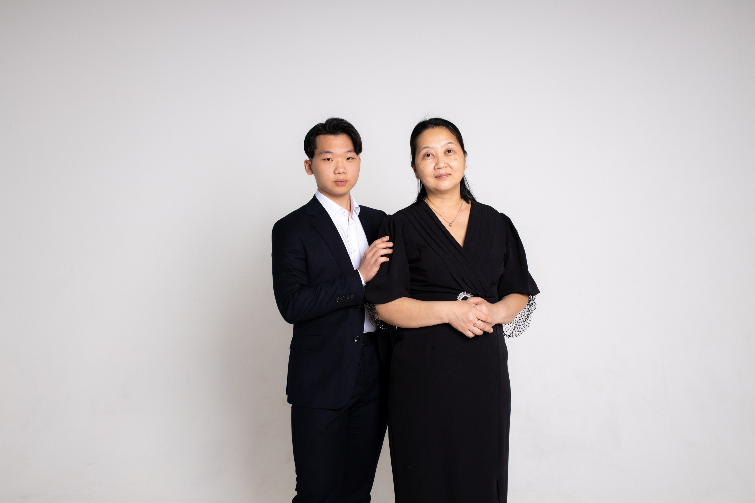 Семейная фотосессия на циклораме с импульсным светом. Фотограф в Железнодорожном и Балашихе