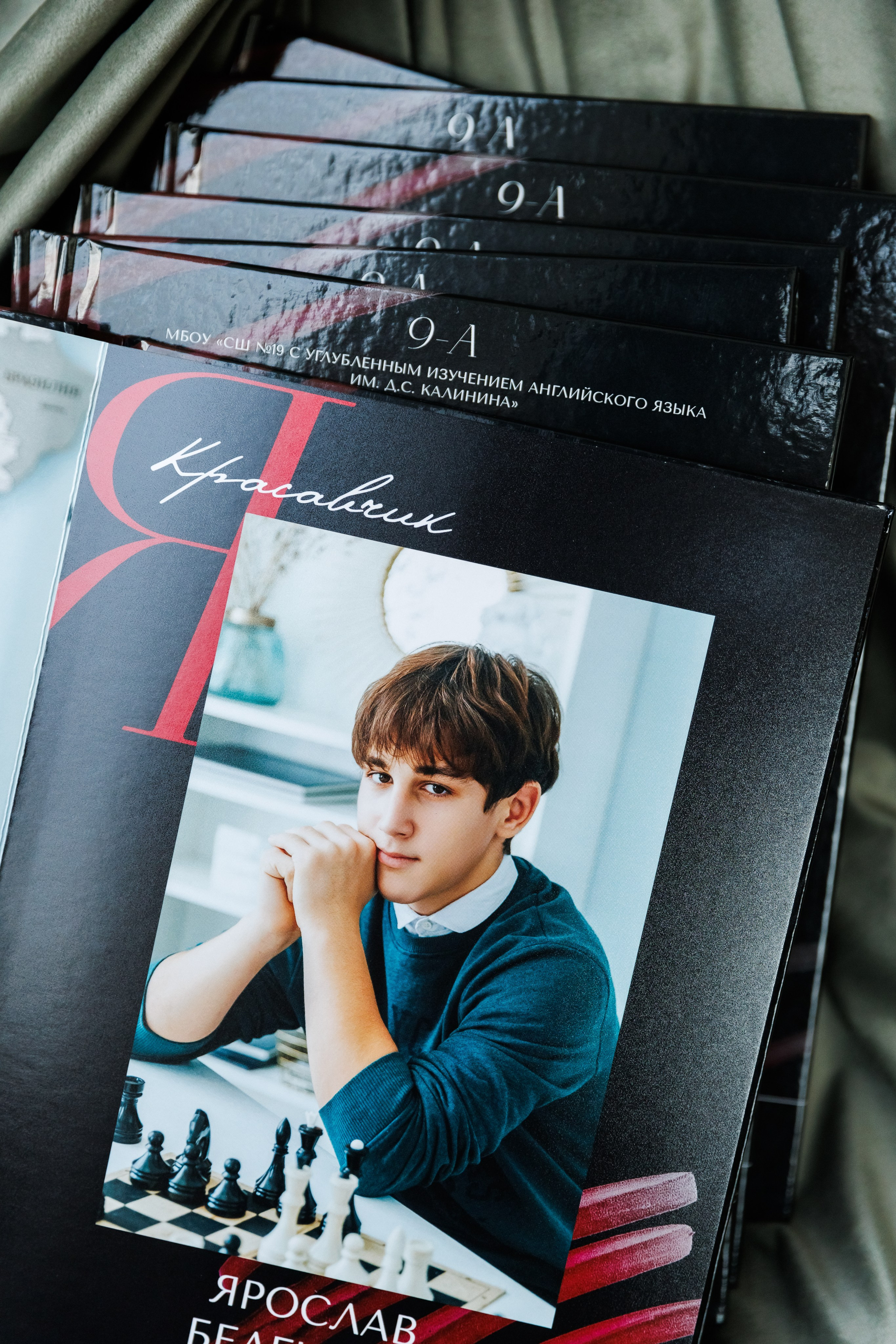 Выпускникам 9 класса 19 школа 2025. ВЫПУСКНЫЕ АЛЬБОМЫ | РОВЕСНИК | КЕРЧЬ