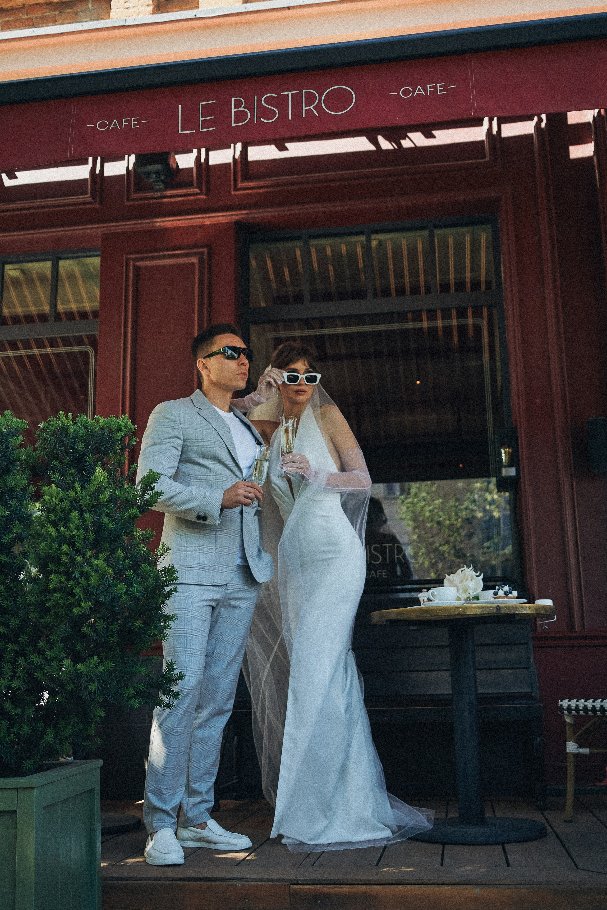 Жених и невеста в очках.