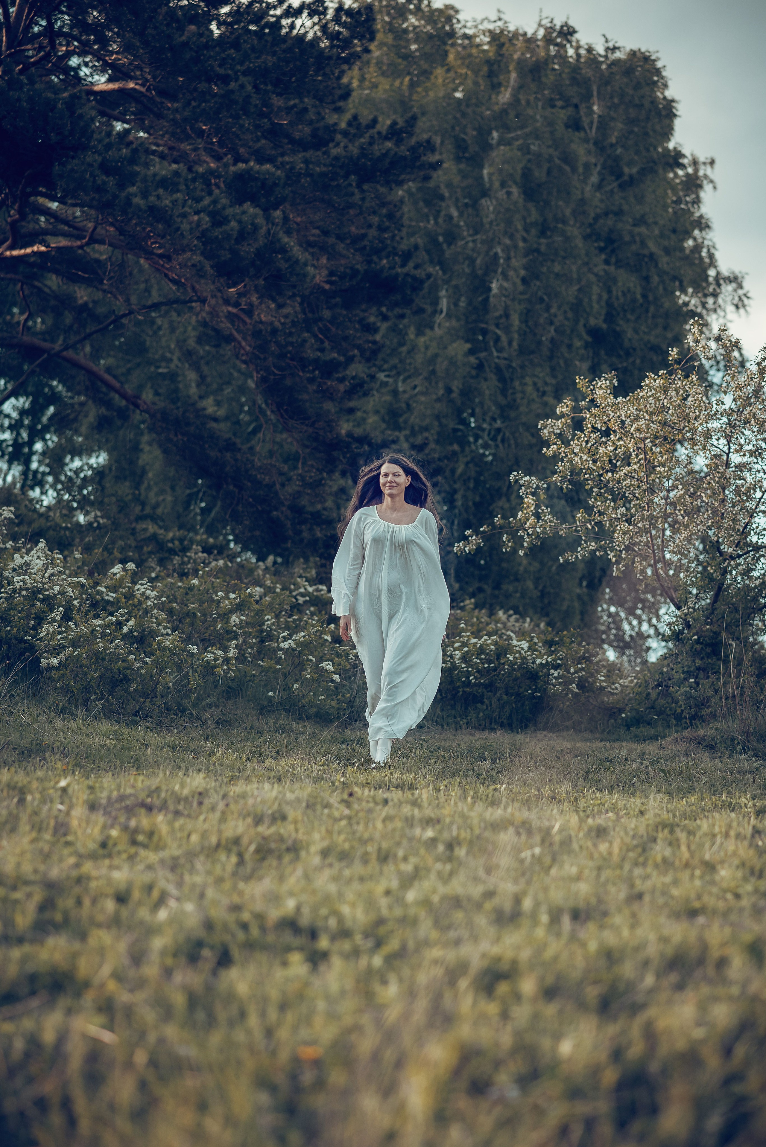 В цветущей спирее. Фотографы крещения/венчания  Красноярск Татьяна и Вячеслав Переваловы