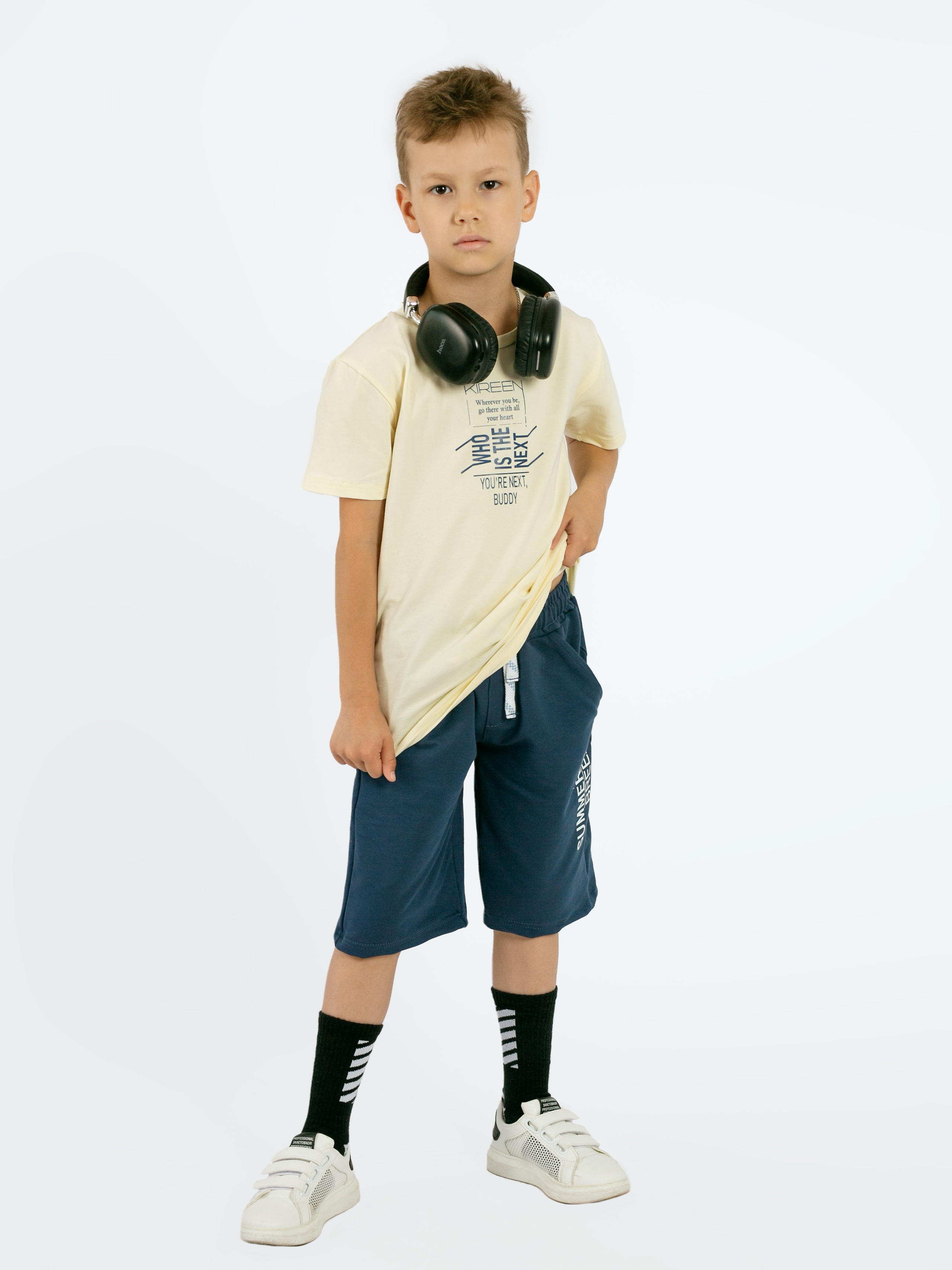 Детская одежда на белом фоне с тенями. Предметная, рекламная фотосъёмка в Орле. Предметный фотограф в Орле