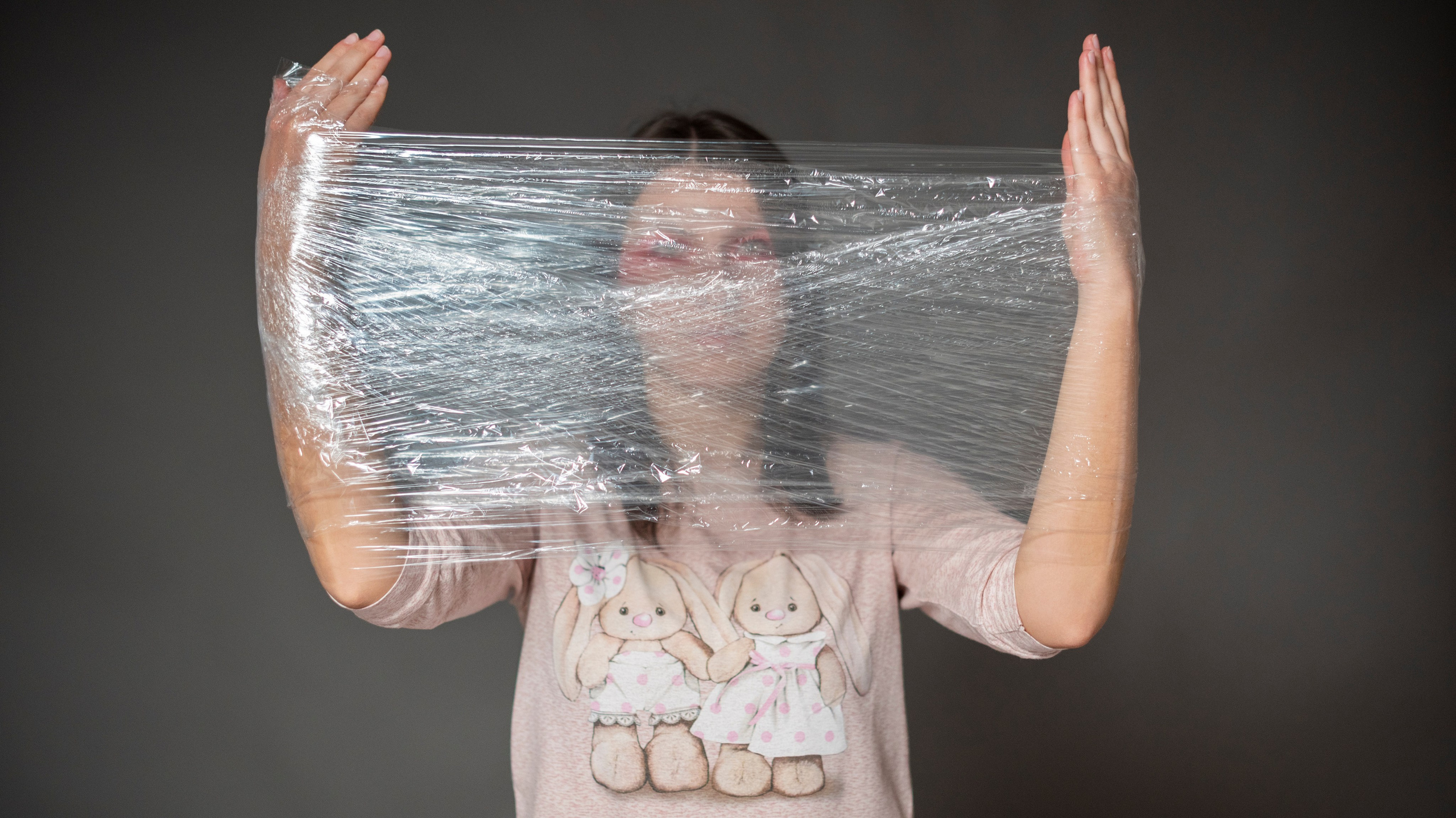 Фотопроект самоизоляция, сомнамбула, сновидческие видения, философия, одиночество, арт-фотография. девушка пищевая плёнка