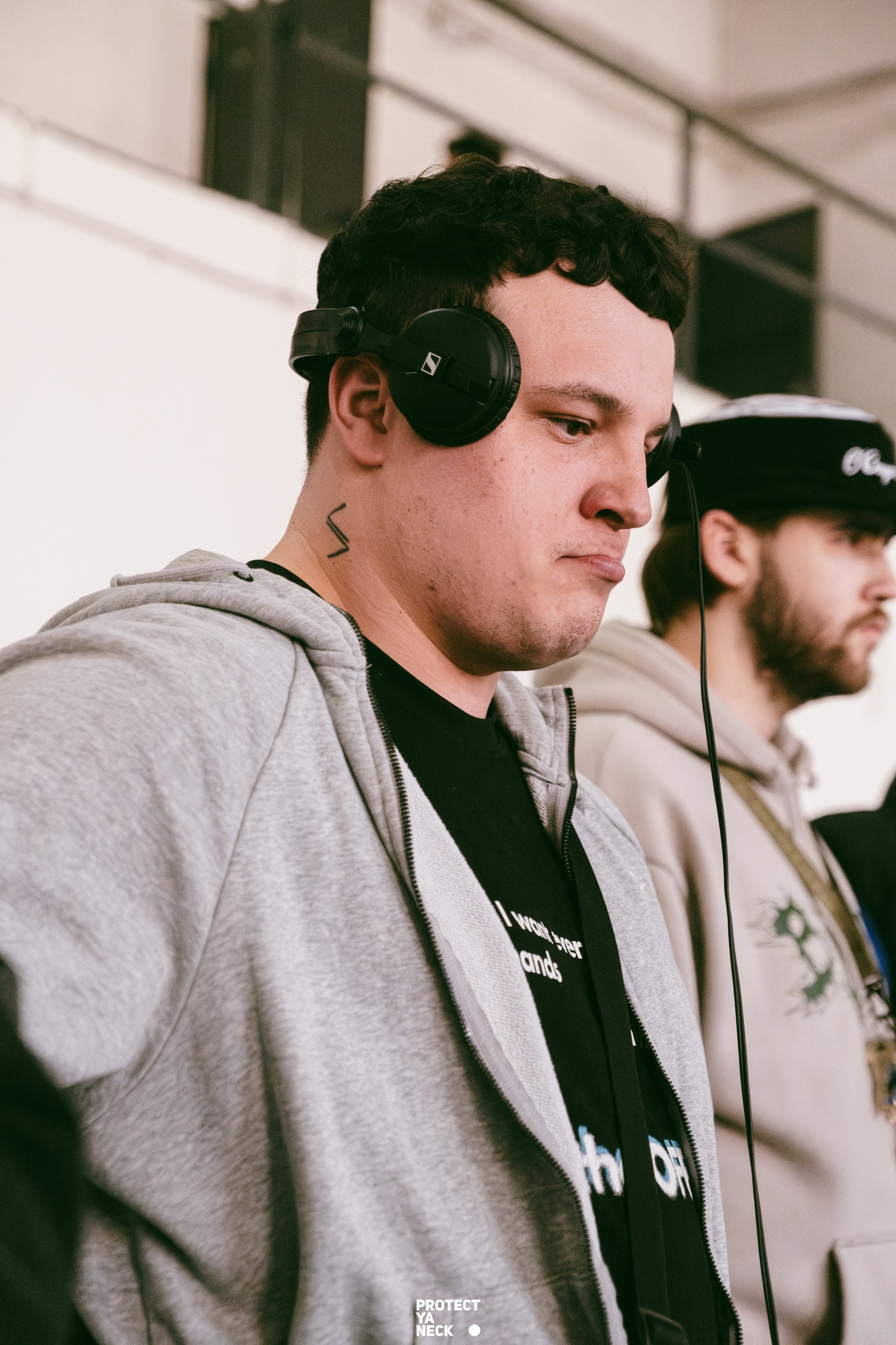 PROTECT YA NECK 22/03 (@youlovebu). Соня бу тебя сфоткала