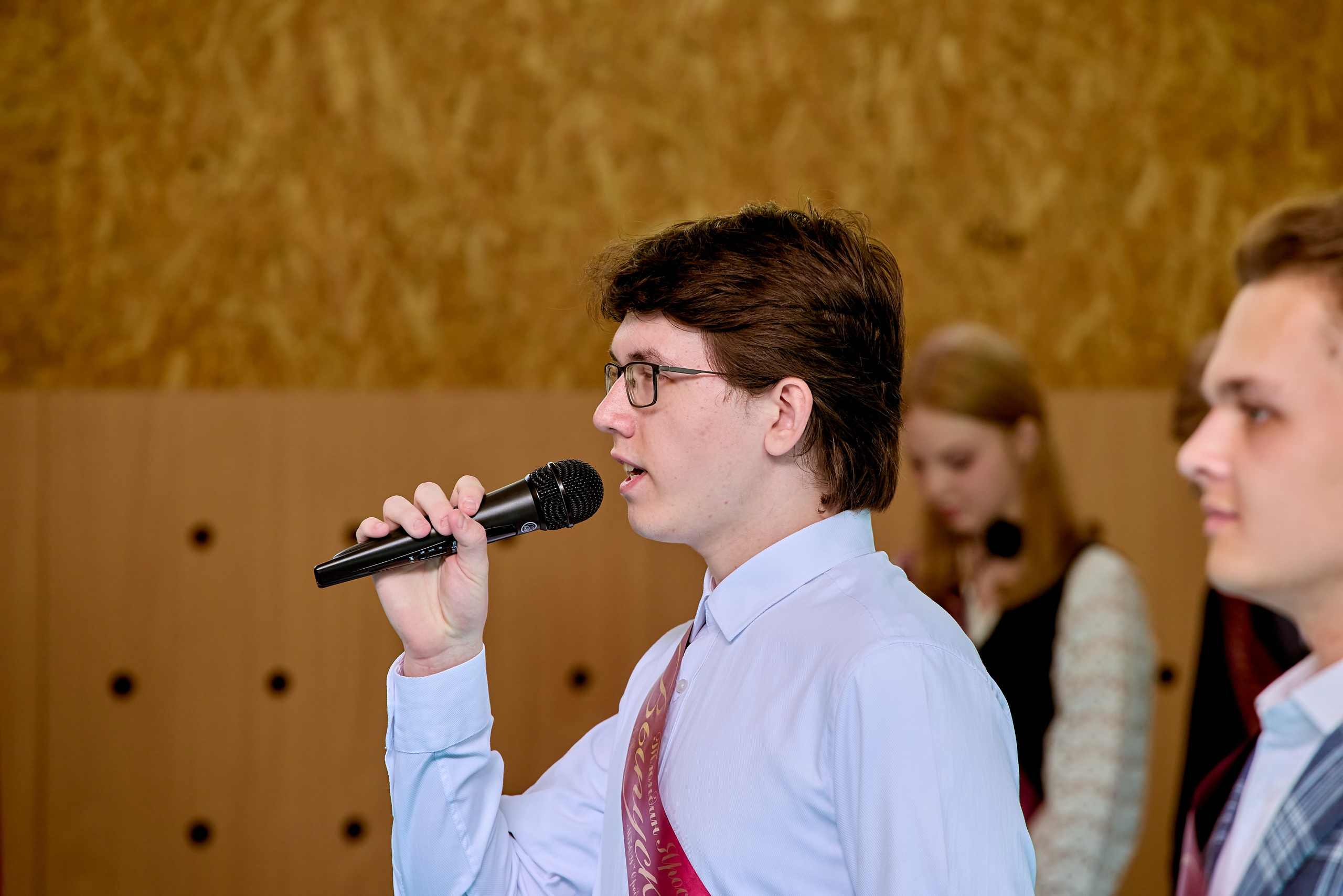 Светлая радость и улыбки выпускников на фоне звонка, фото Николая Голованова, г. Дзержинск.