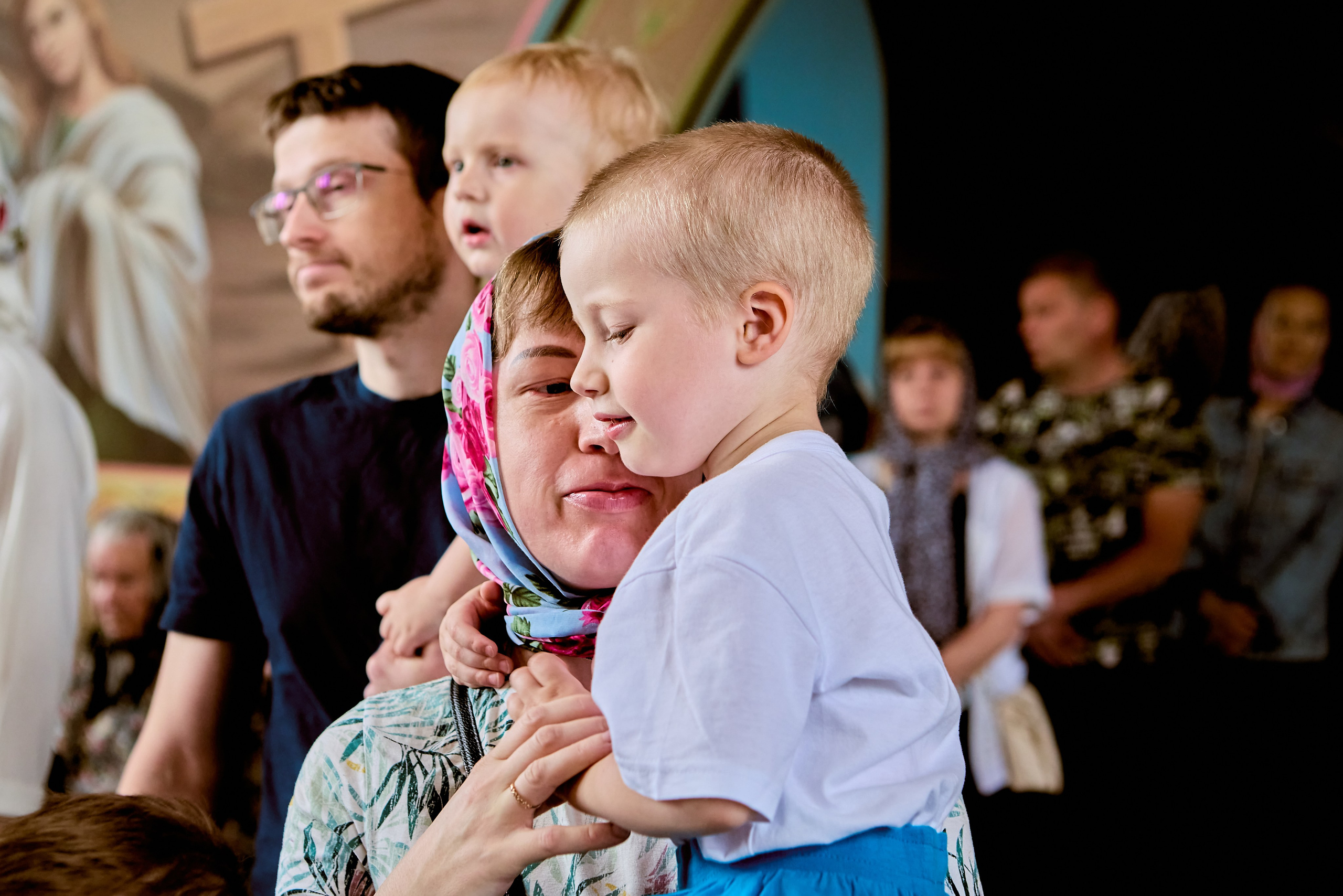 Нежность и вера в детских сердцах во время Божественной литургии, фото Николая Голованова, г. Дзержинск.
