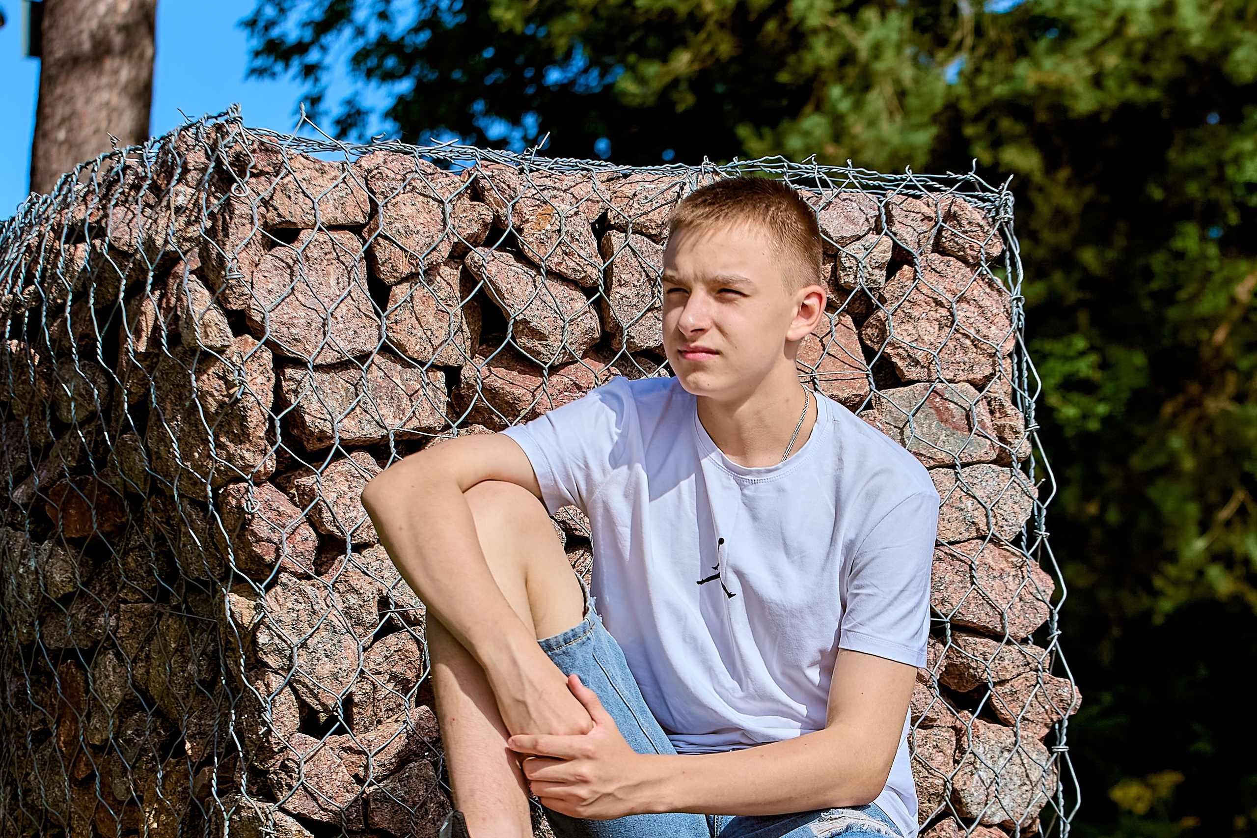 Семейная прогулка летом на озере