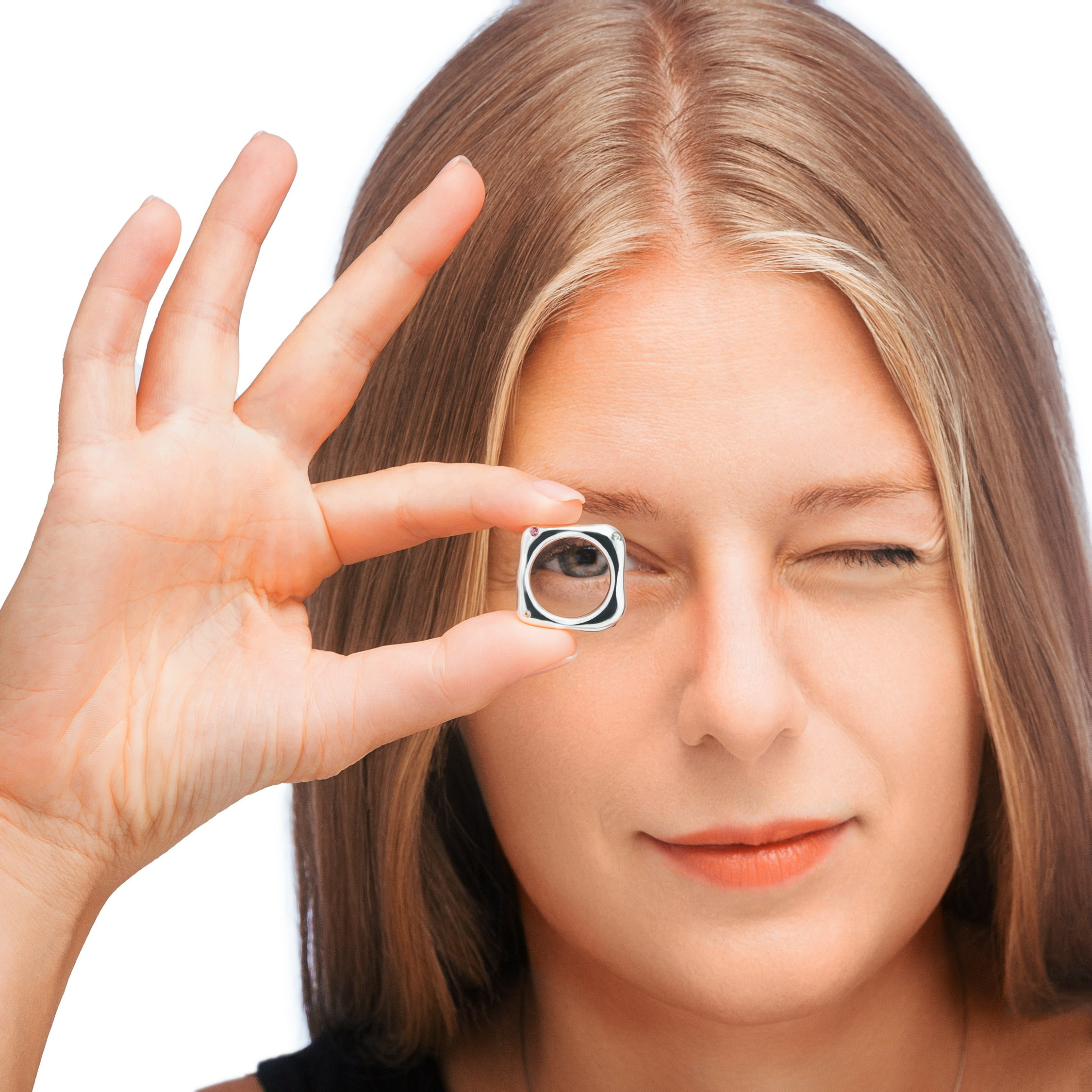 Портретная фотосъемка ювелирных украшений на моделях. Профессиональный фотограф в Санкт-Петербурге. Студийная рекламная фотография. Ювелирный фотограф Сергей Пушкин. Фото для каталога и маркетплейсов. Фотосъёмка на белом фоне. Product photographer in Saint-Petersburg, Russia. Gems photo. Фотосессия в студии в спб. Фотосессия юкрашений и бижутерии. Фотограф в студии в спб для украшений. 