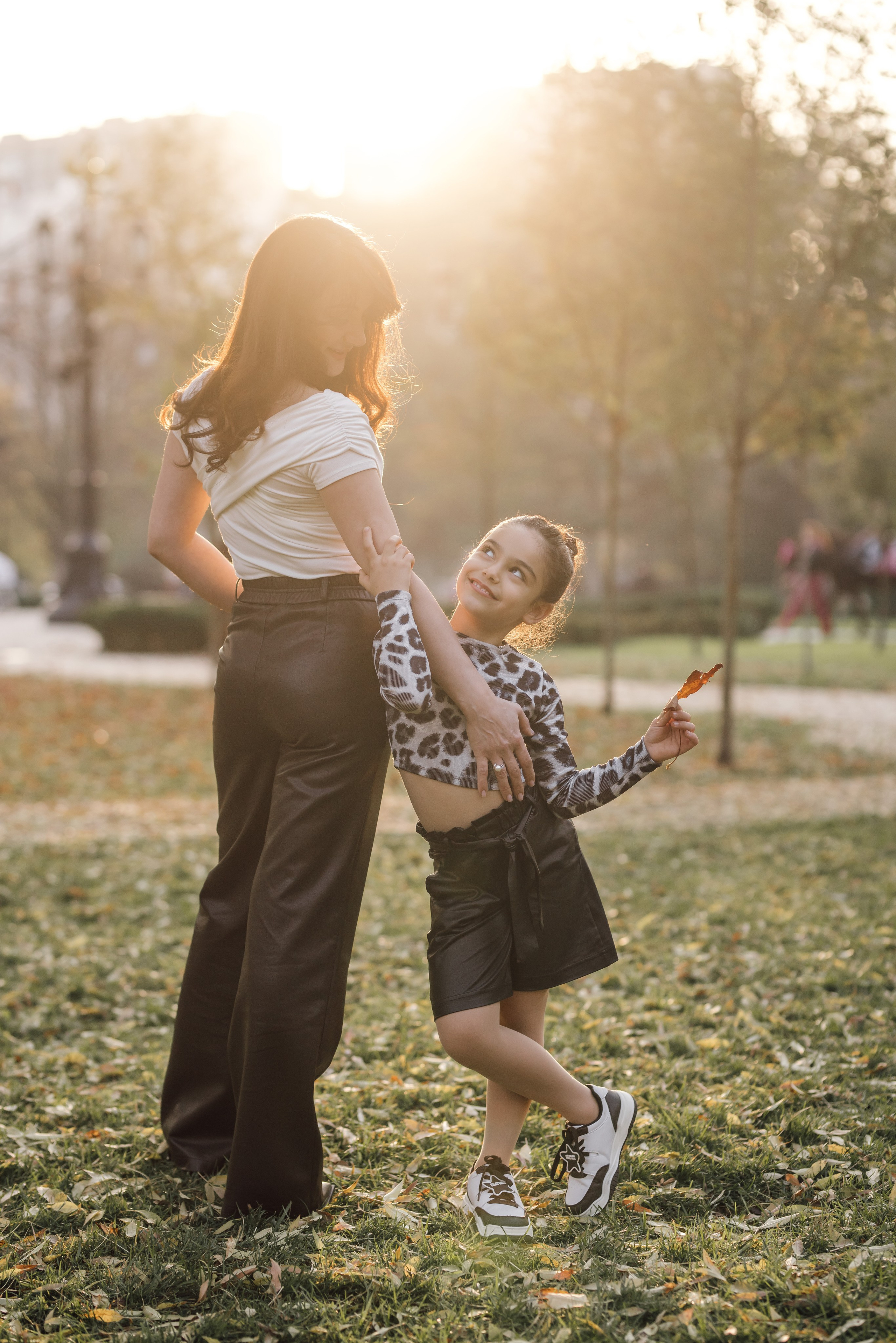 Мама и дочь, осенняя городская прогулка. Фотохудожник Наталия Кирсанова