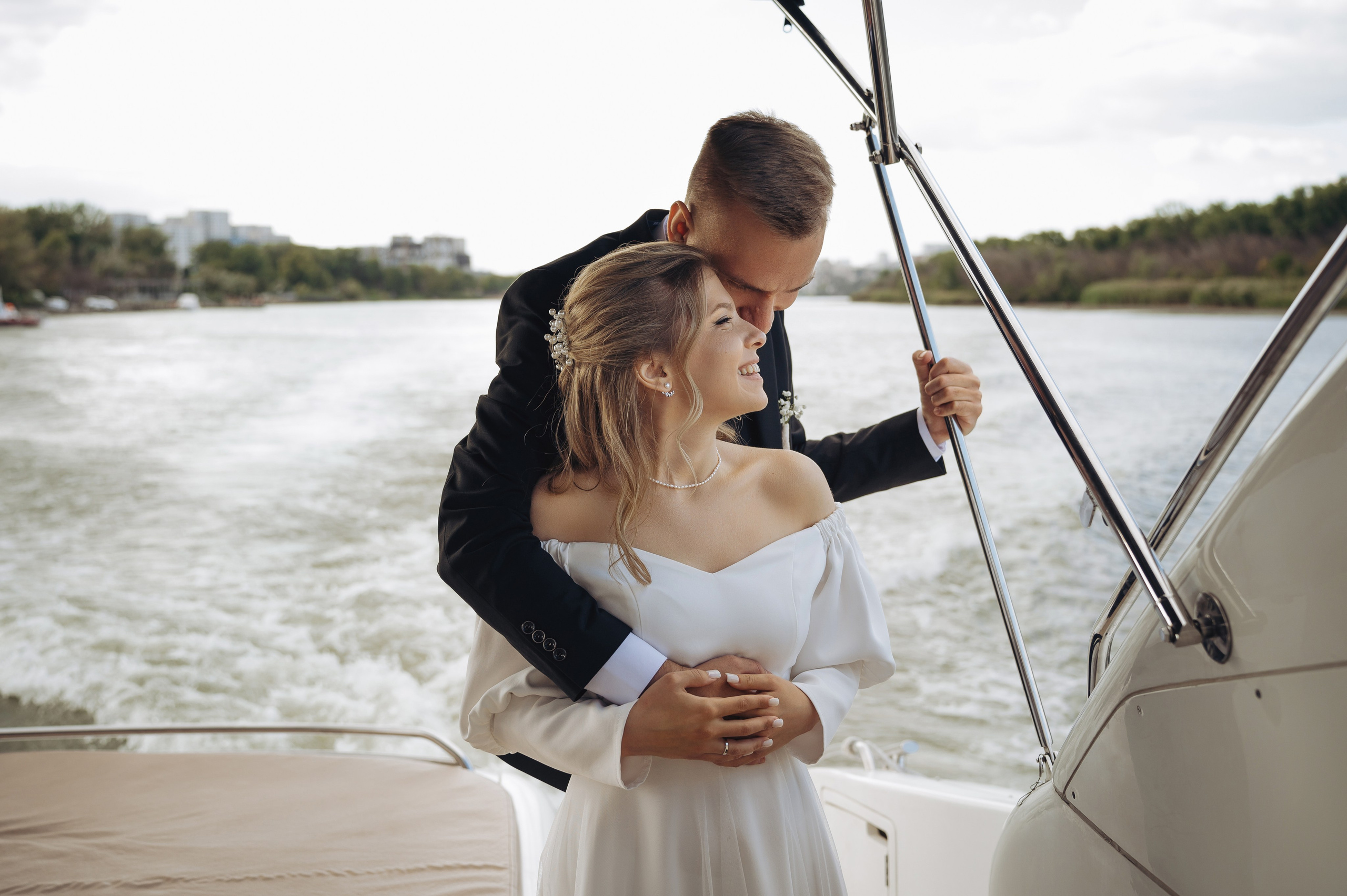 Свадебная съемка в Ростове, прогулка на яхте и семейный ужин за городом