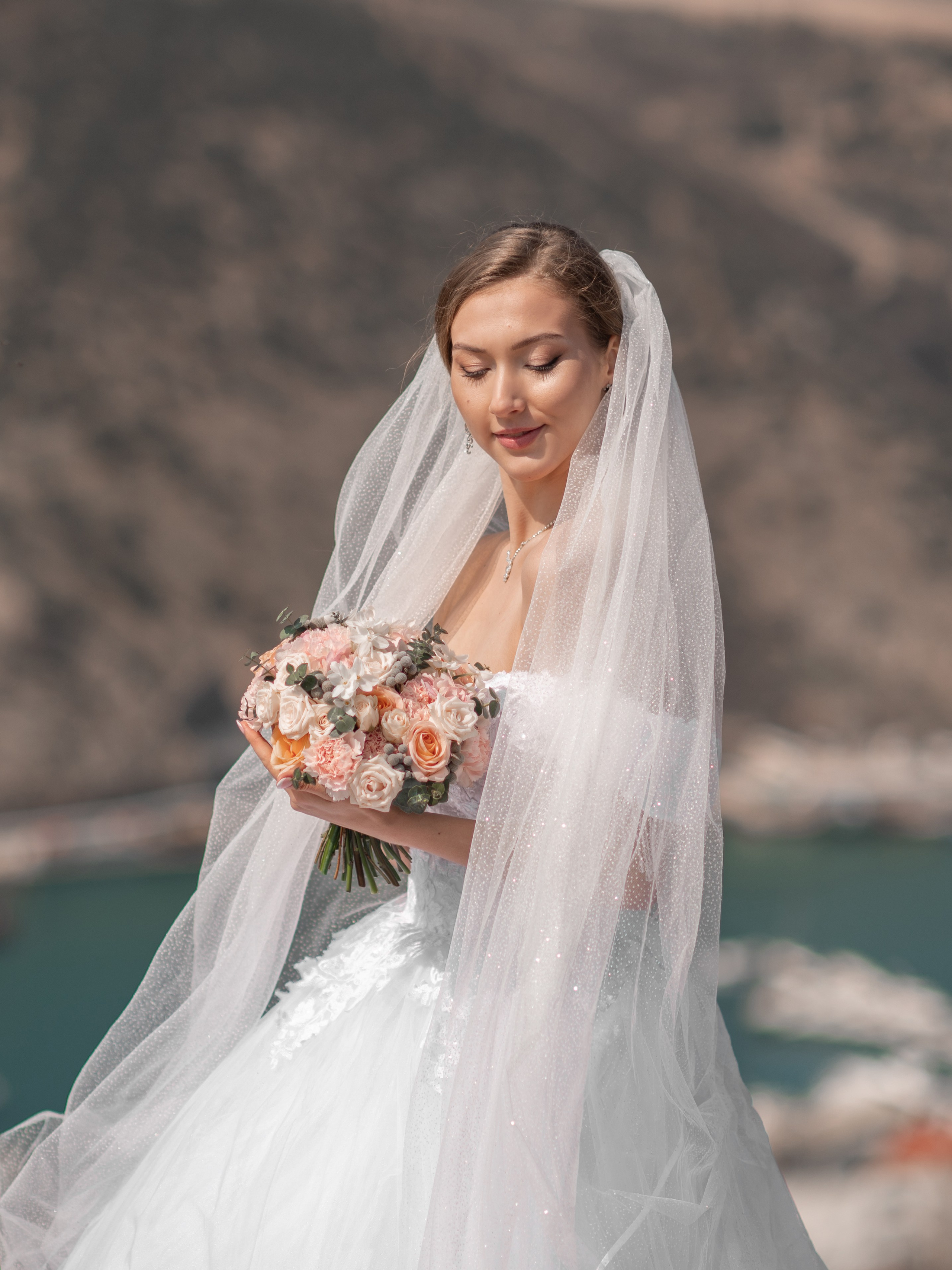 Портретная фотосессия для невесты на свадьбе в Севастополе над Балаклавской бухтой