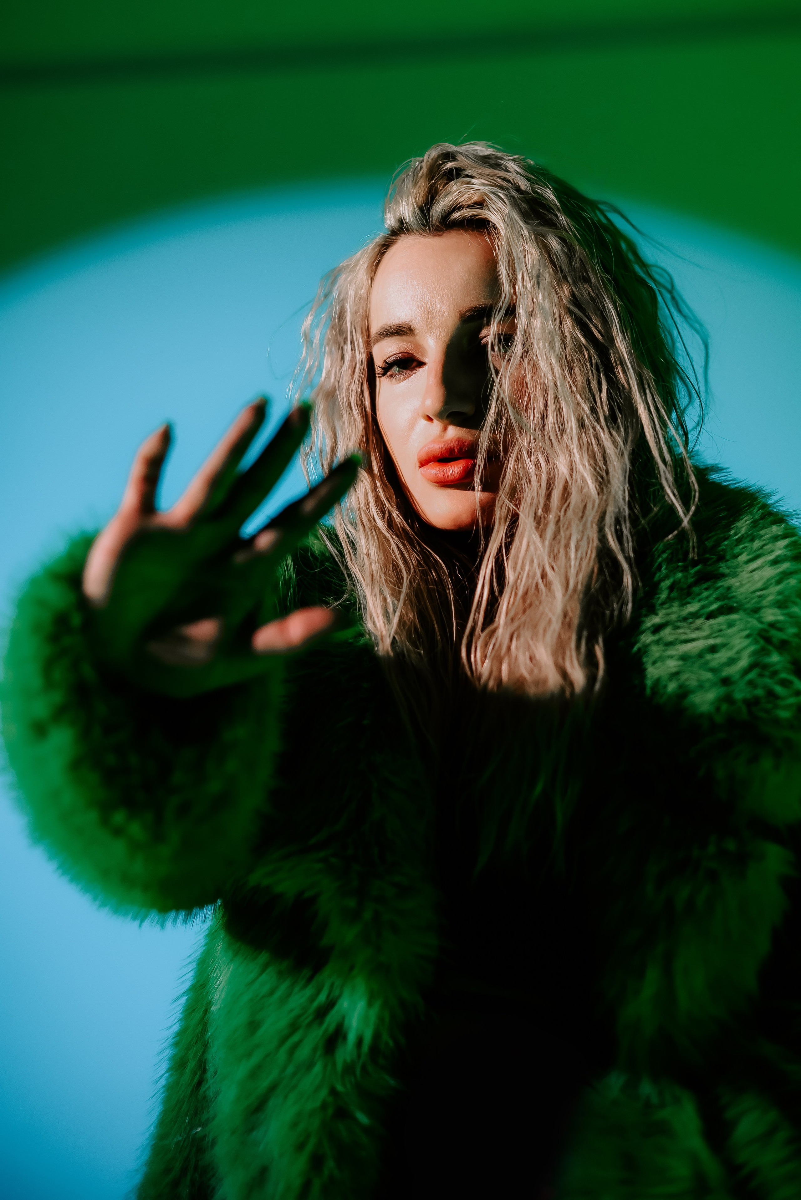 Фотосессия в студии с цветным светом