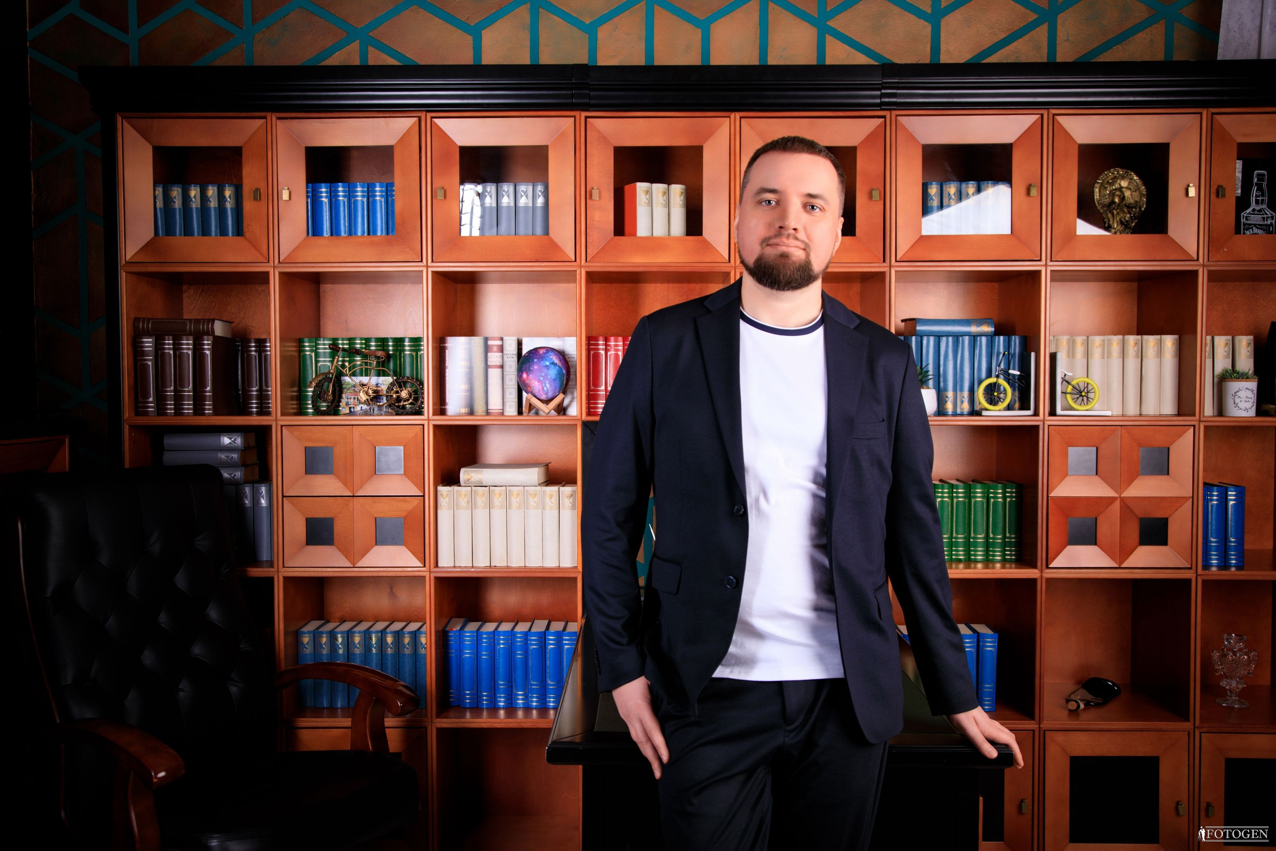 Профессиональная мужская фотосессия в Fotogen: Ваша история в кадре. Интерьерная фотостудия FOTOGEN г. Краснодар